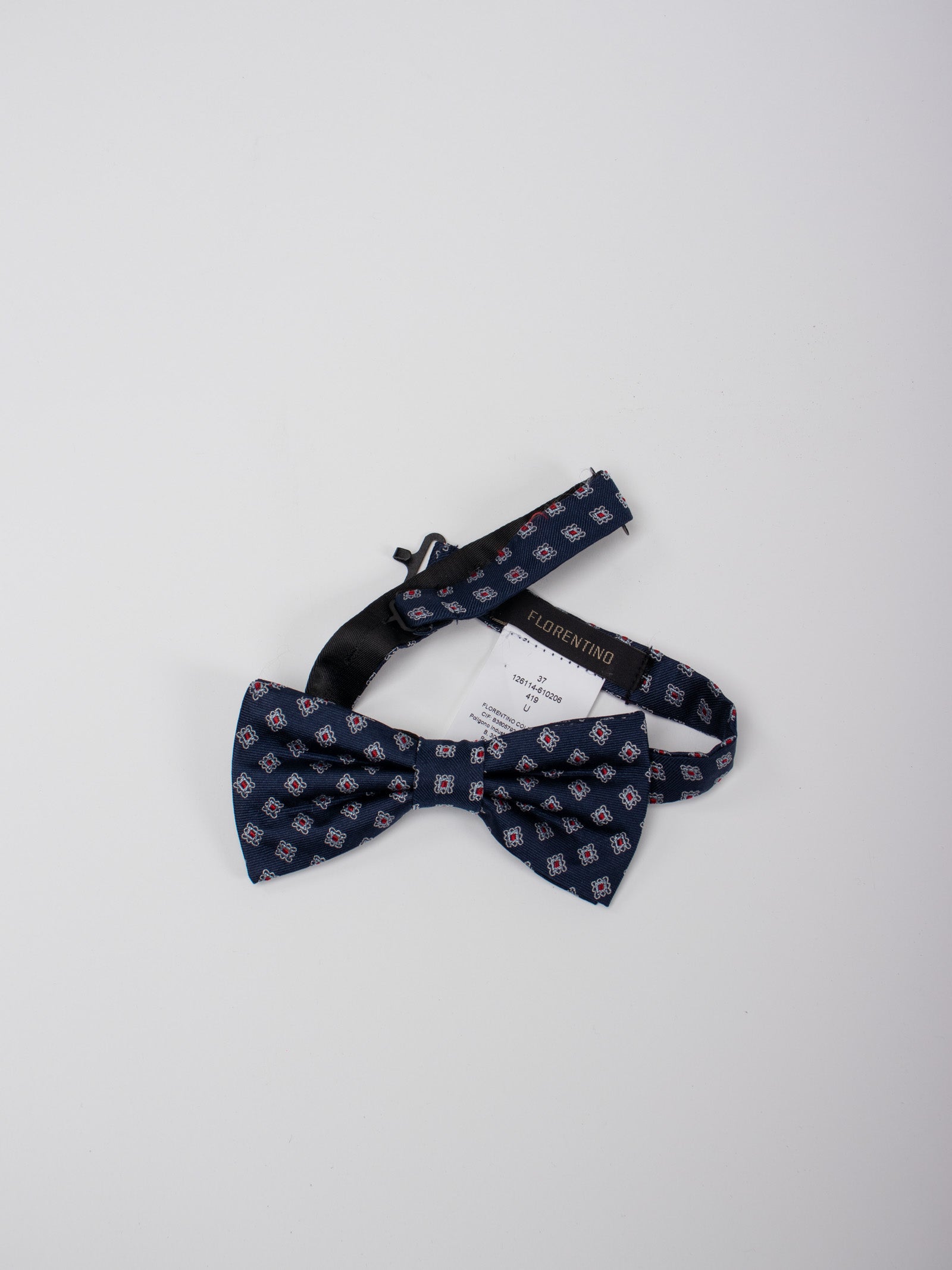 Pajarita seda motivos geométricos