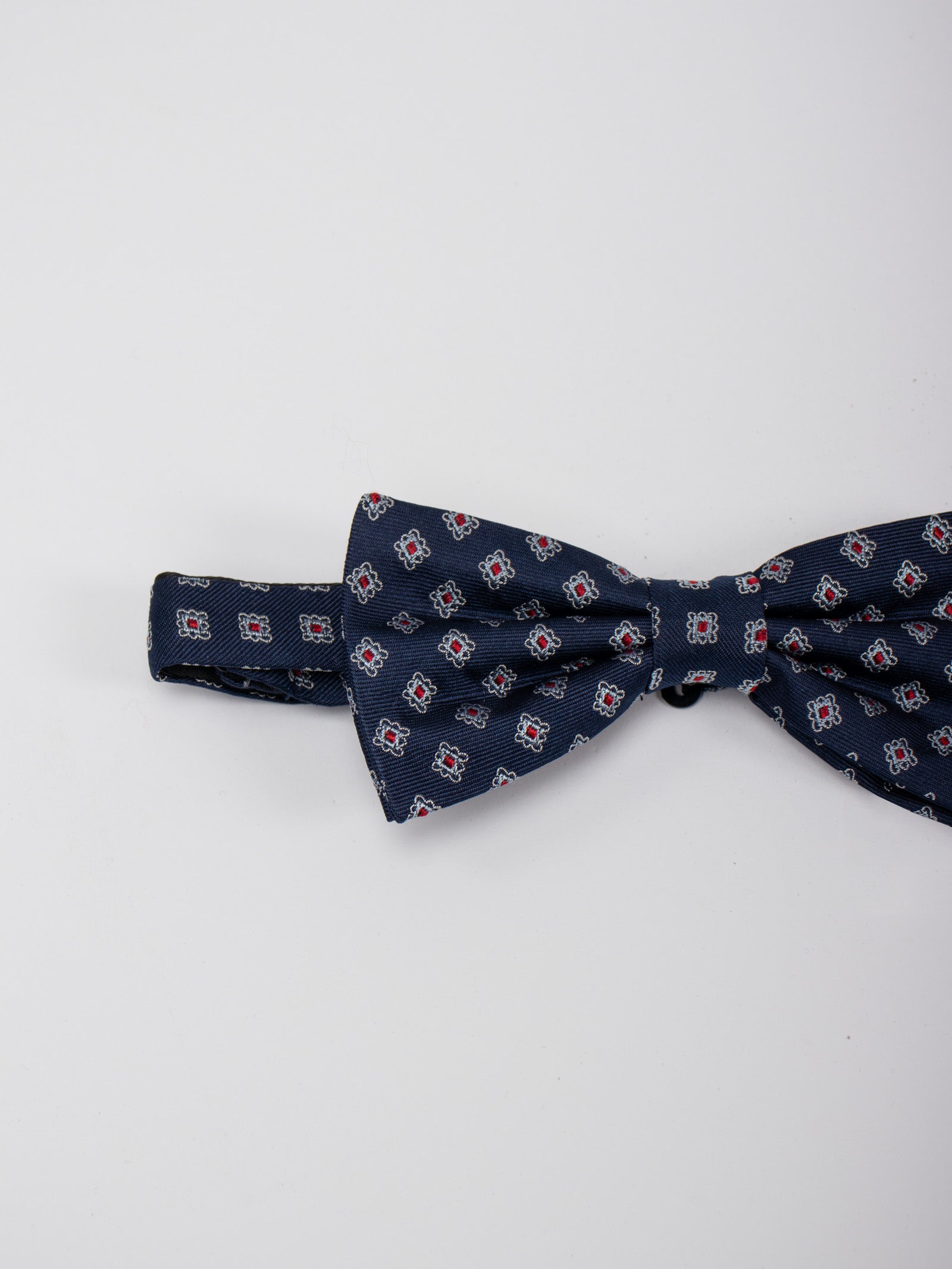 Pajarita seda motivos geométricos