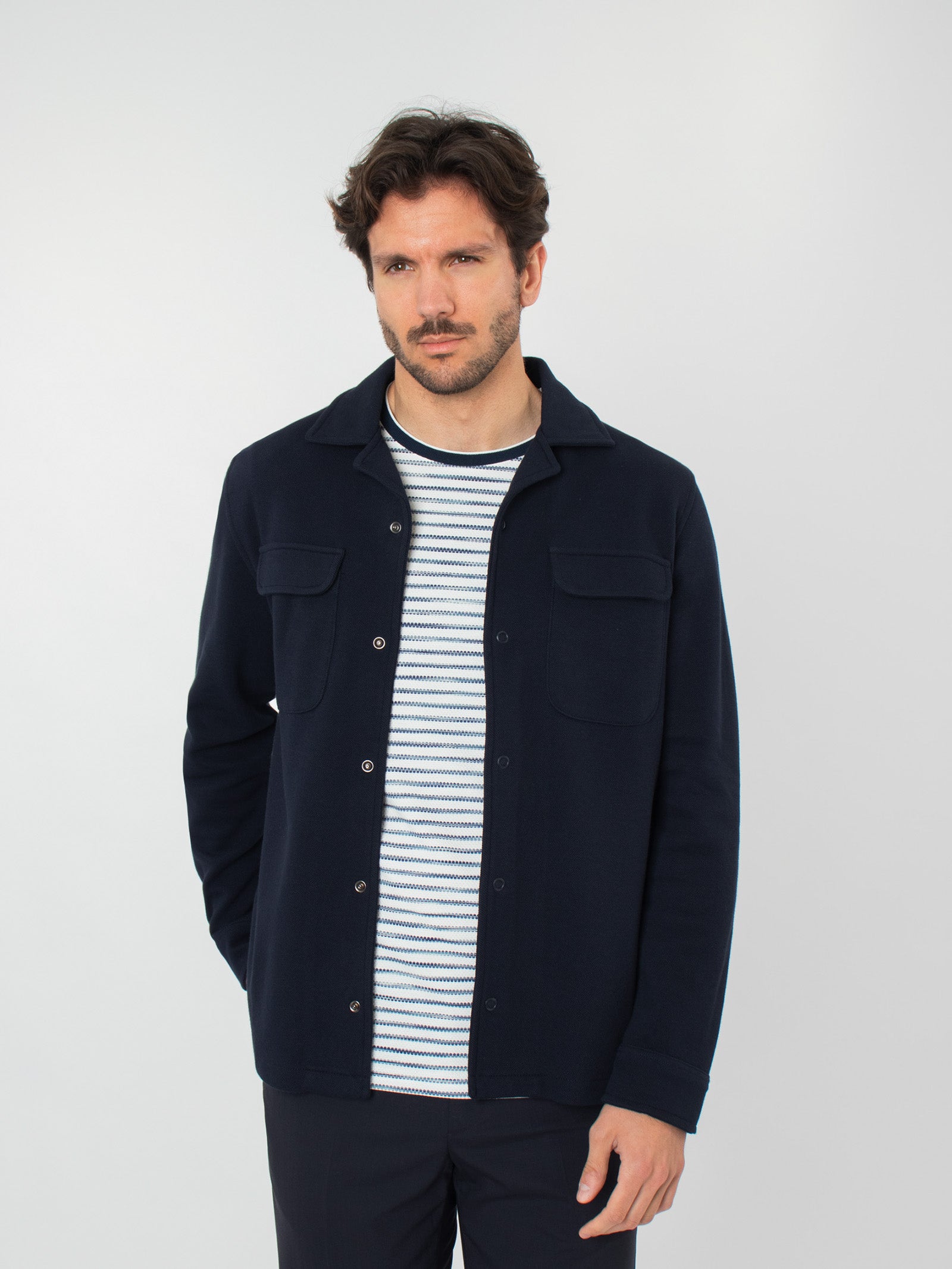 Sobrecamisa detalle bolsillos