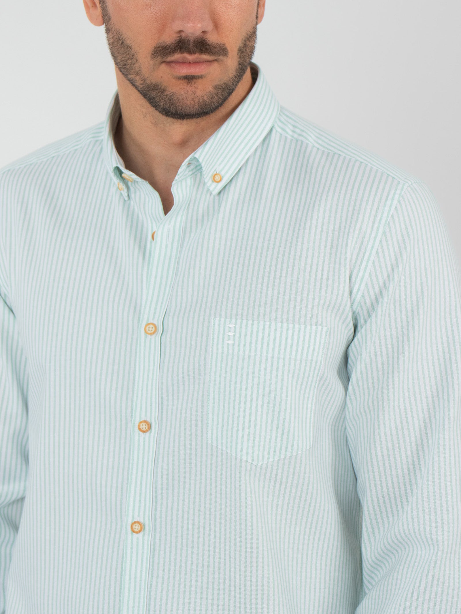 Camisa slim fit de rayas con bolsillo