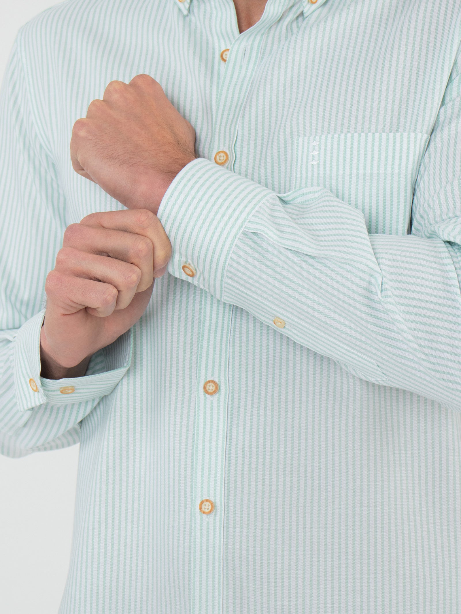 Camisa slim fit de rayas con bolsillo