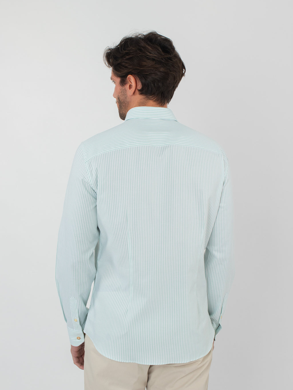 Camisa slim fit de rayas con bolsillo