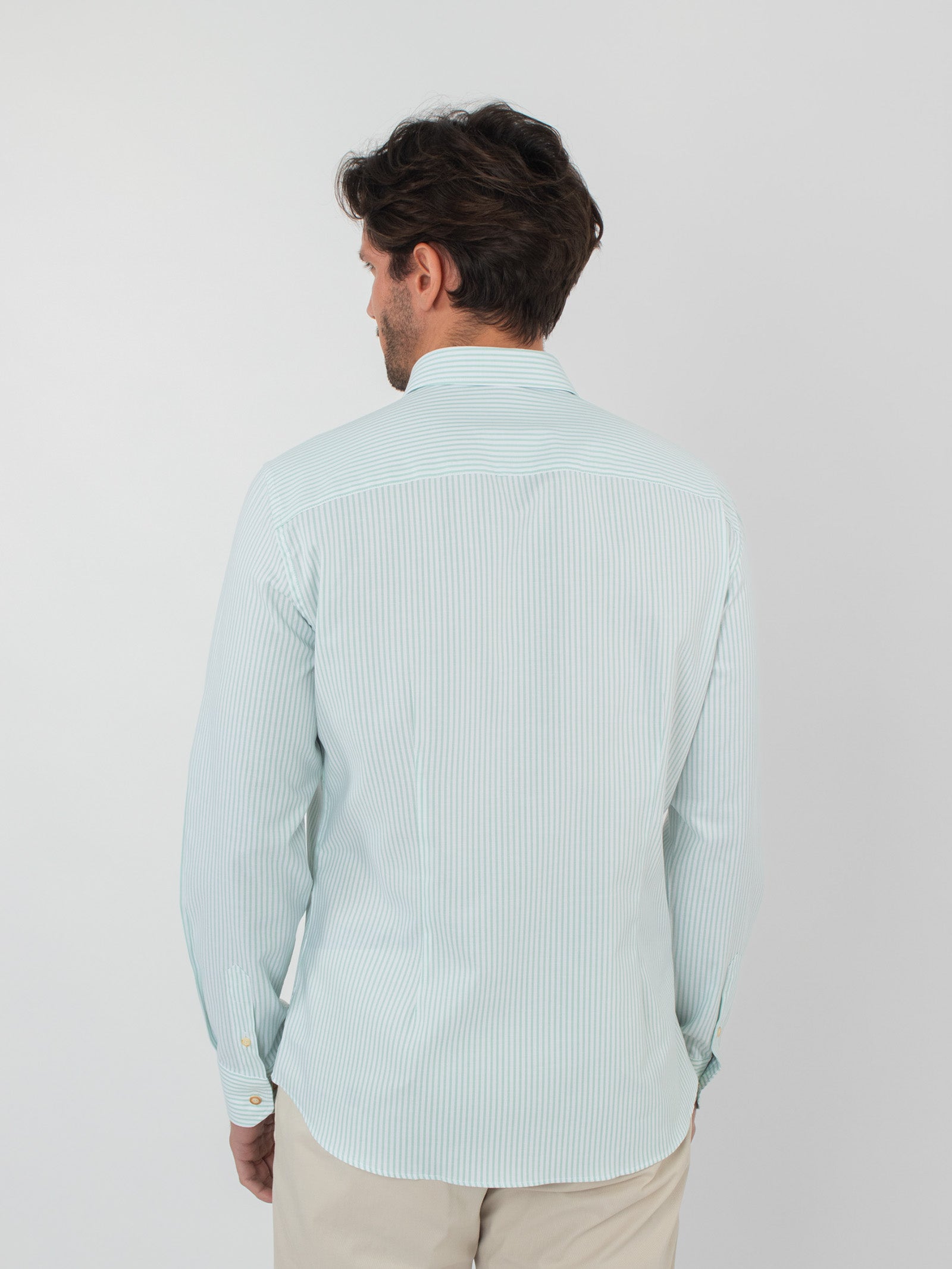 Camisa slim fit de rayas con bolsillo