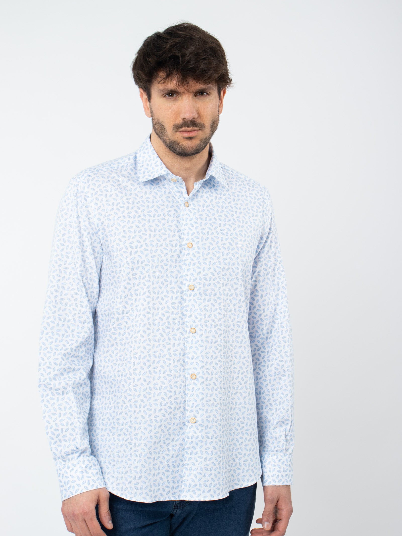 Camisa regular fit estampado hojas