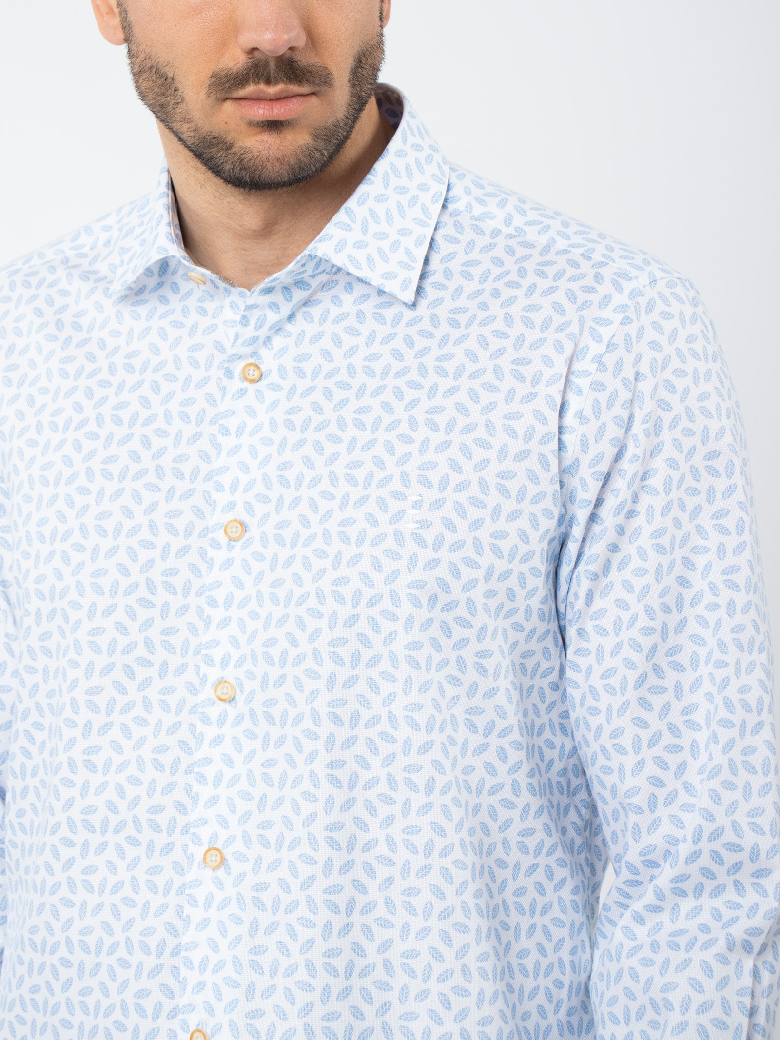 Camisa regular fit estampado hojas