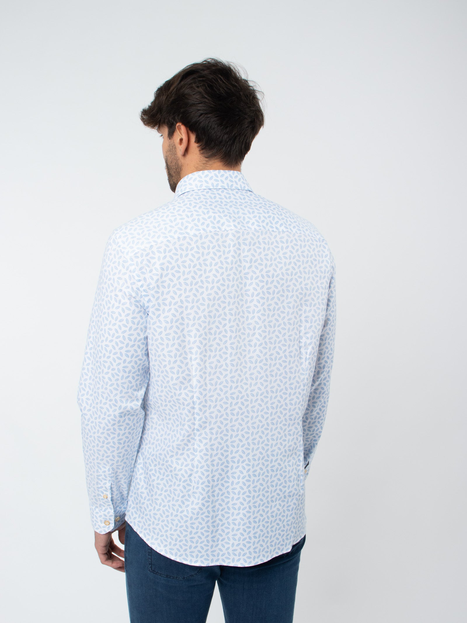 Camisa regular fit estampado hojas