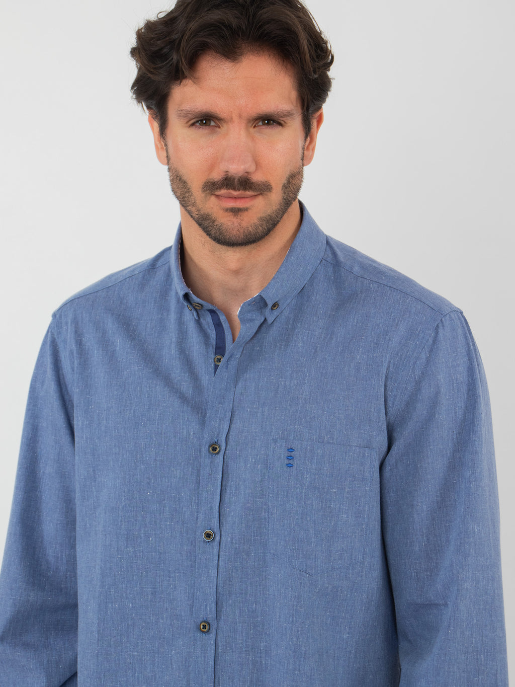 Camisa regular fit detalles
