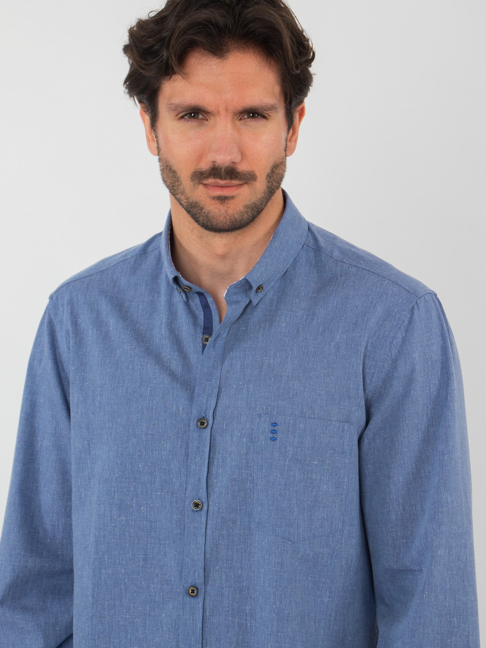 Camisa regular fit detalles