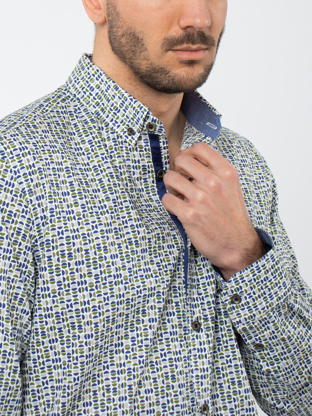 Camisa estampada regular fit detalles