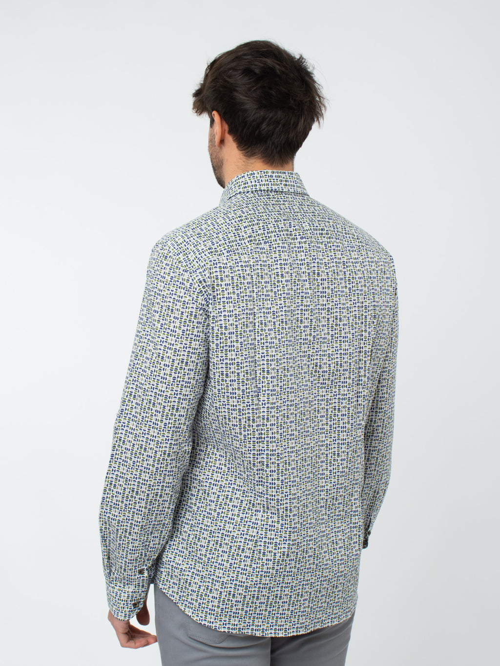 Camisa estampada regular fit detalles
