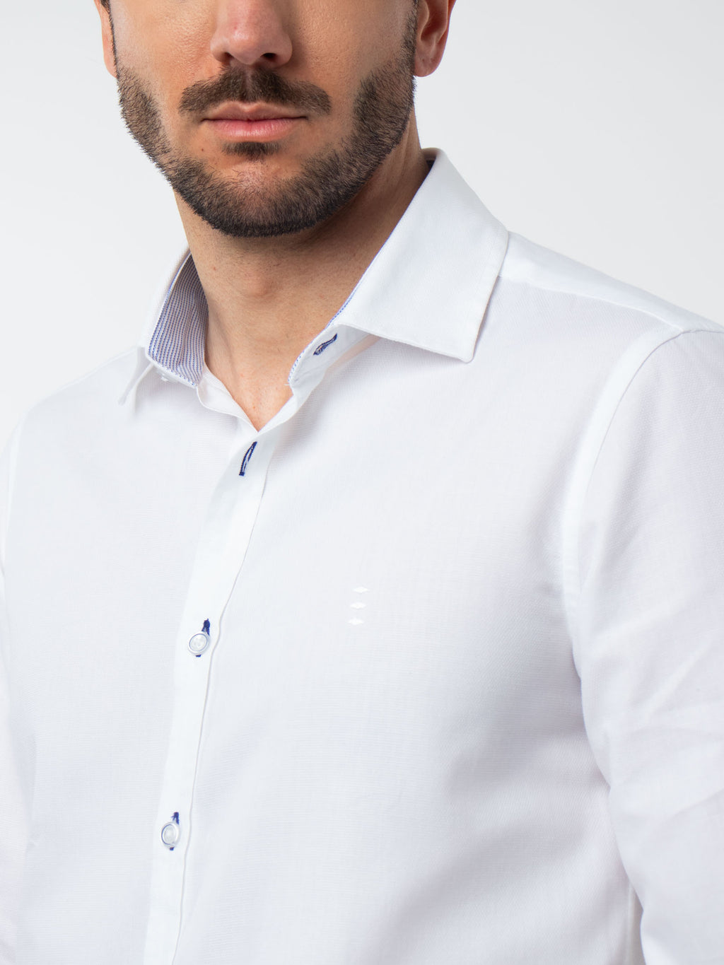 Camisa slim fit detalles contrastados