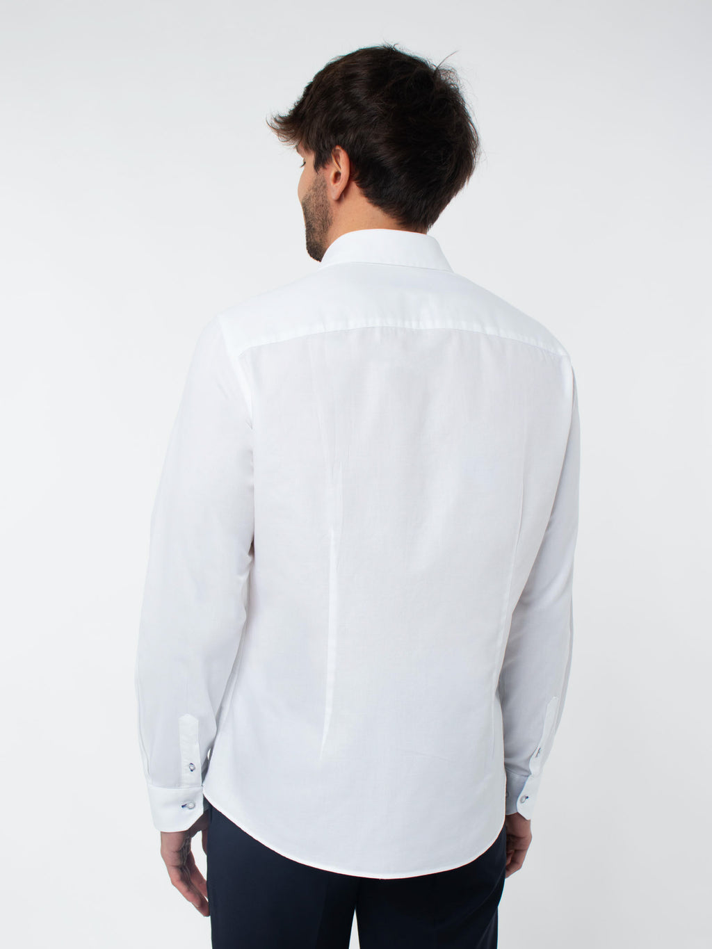 Camisa slim fit detalles contrastados