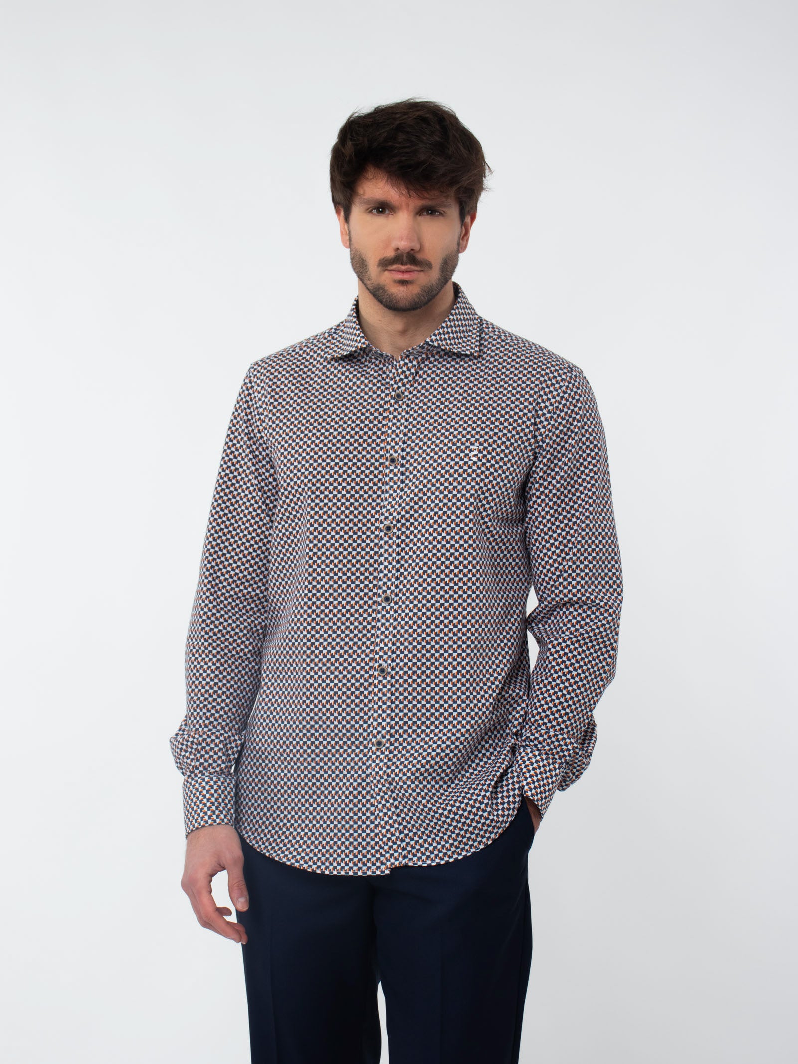 Camisa slim fit estampado geométrico