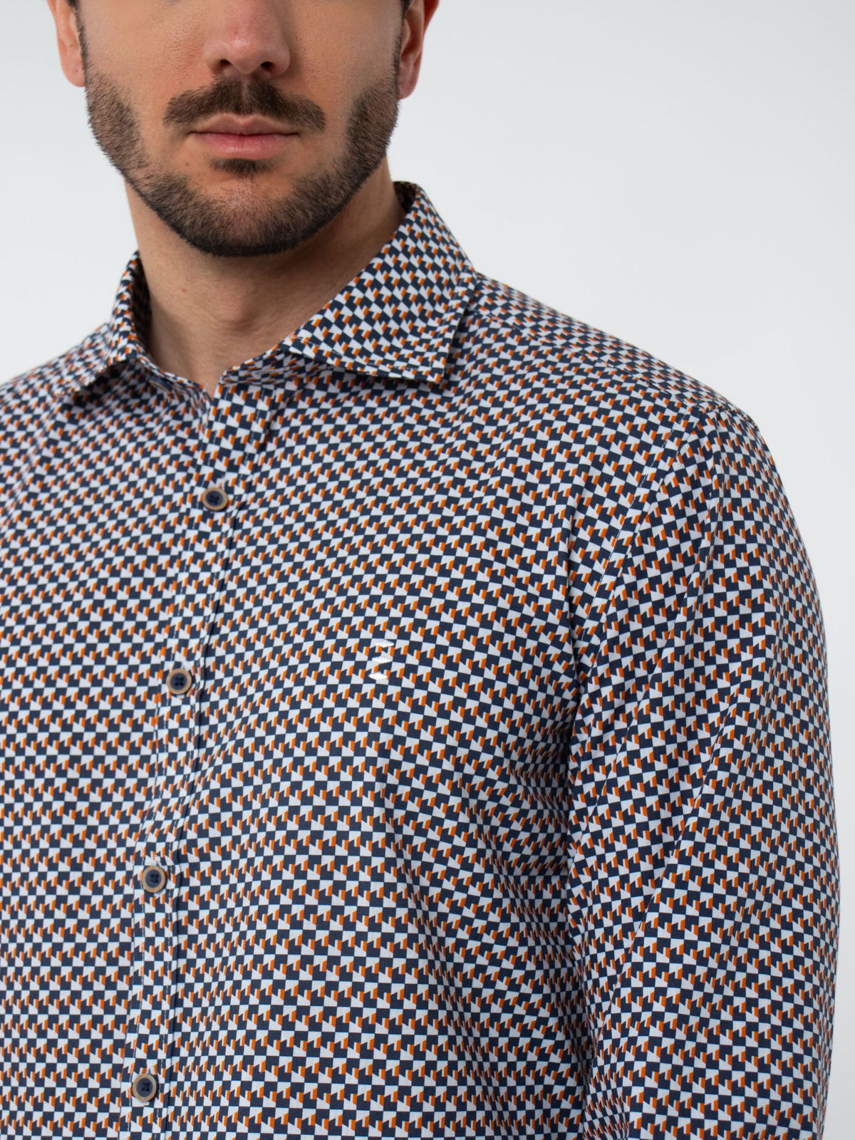 Camisa slim fit estampado geométrico