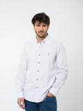 Camisa slim fit detalles contrastados