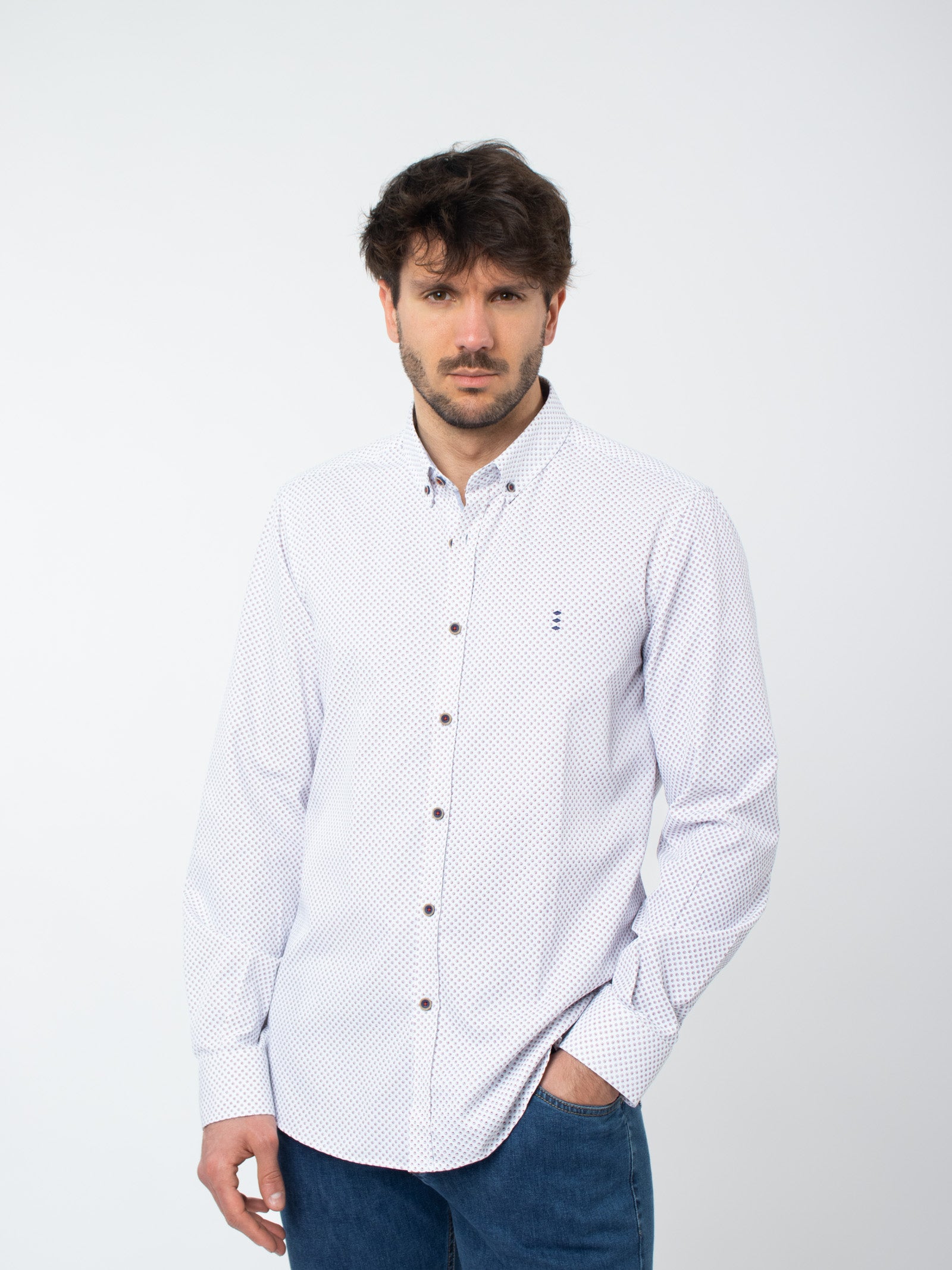 Camisa slim fit detalles contrastados