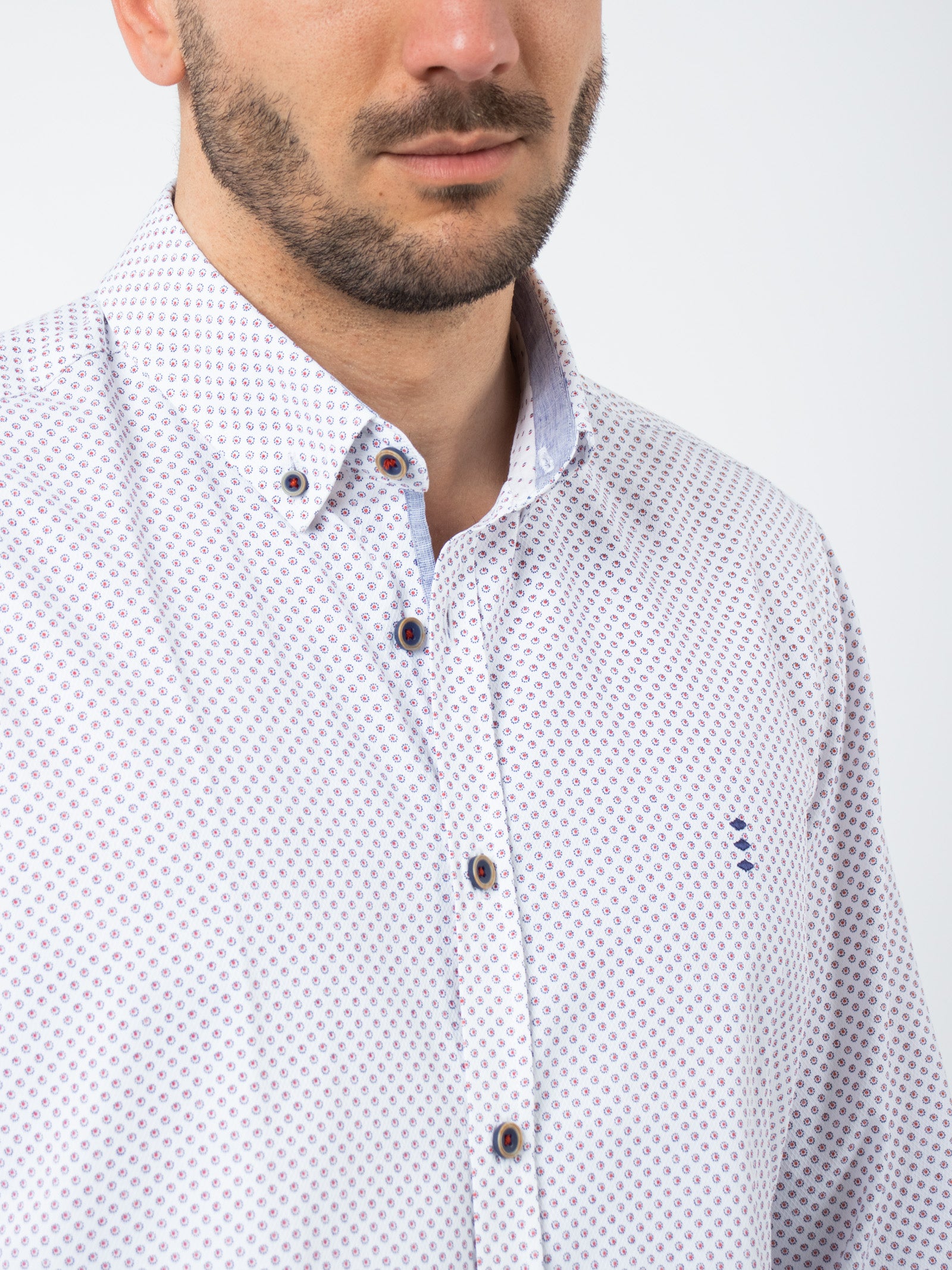 Camisa slim fit detalles contrastados