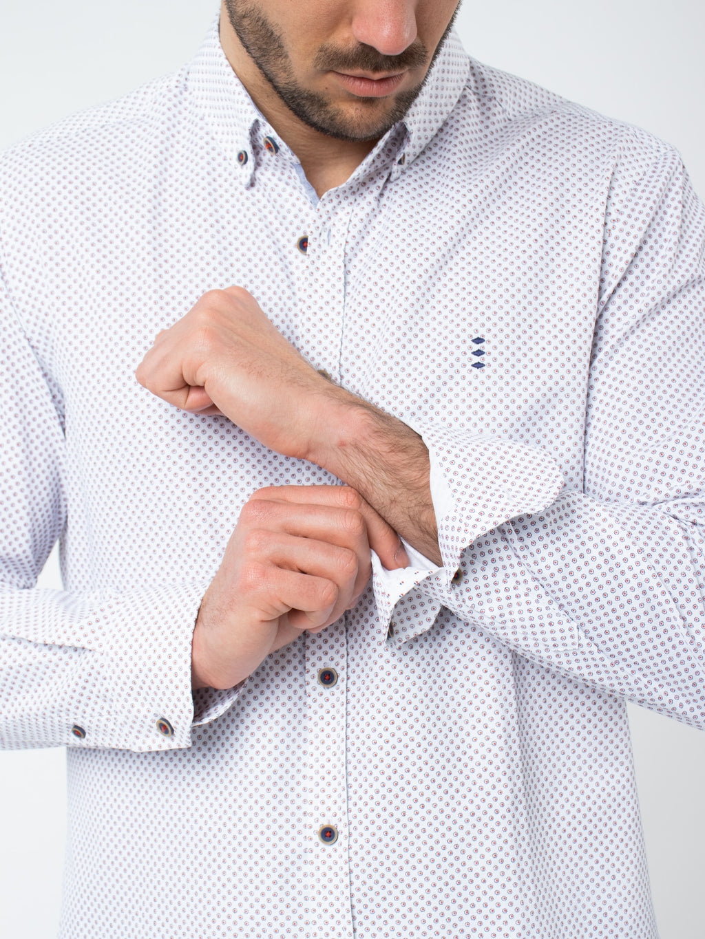 Camisa slim fit detalles contrastados