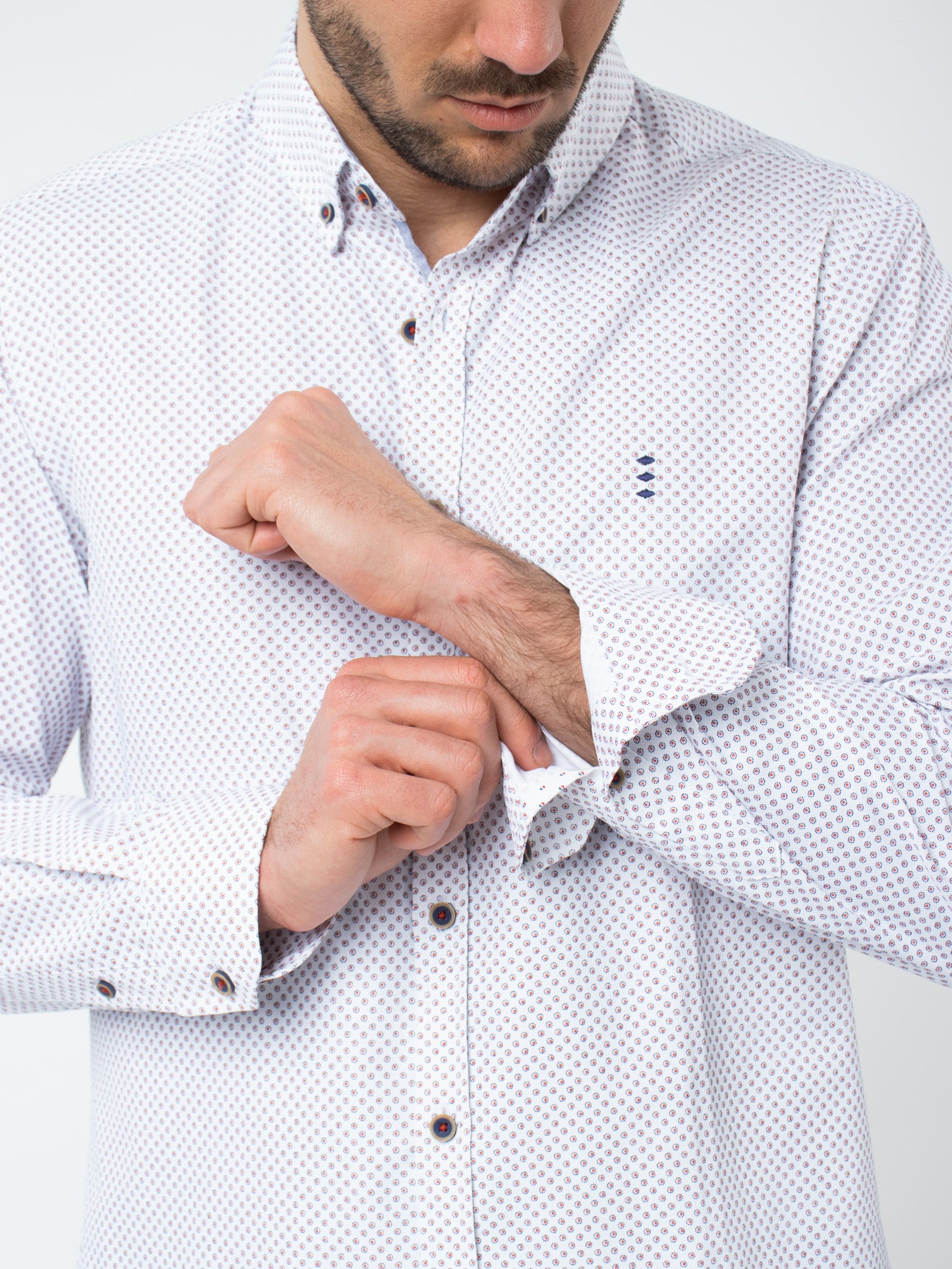 Camisa slim fit detalles contrastados
