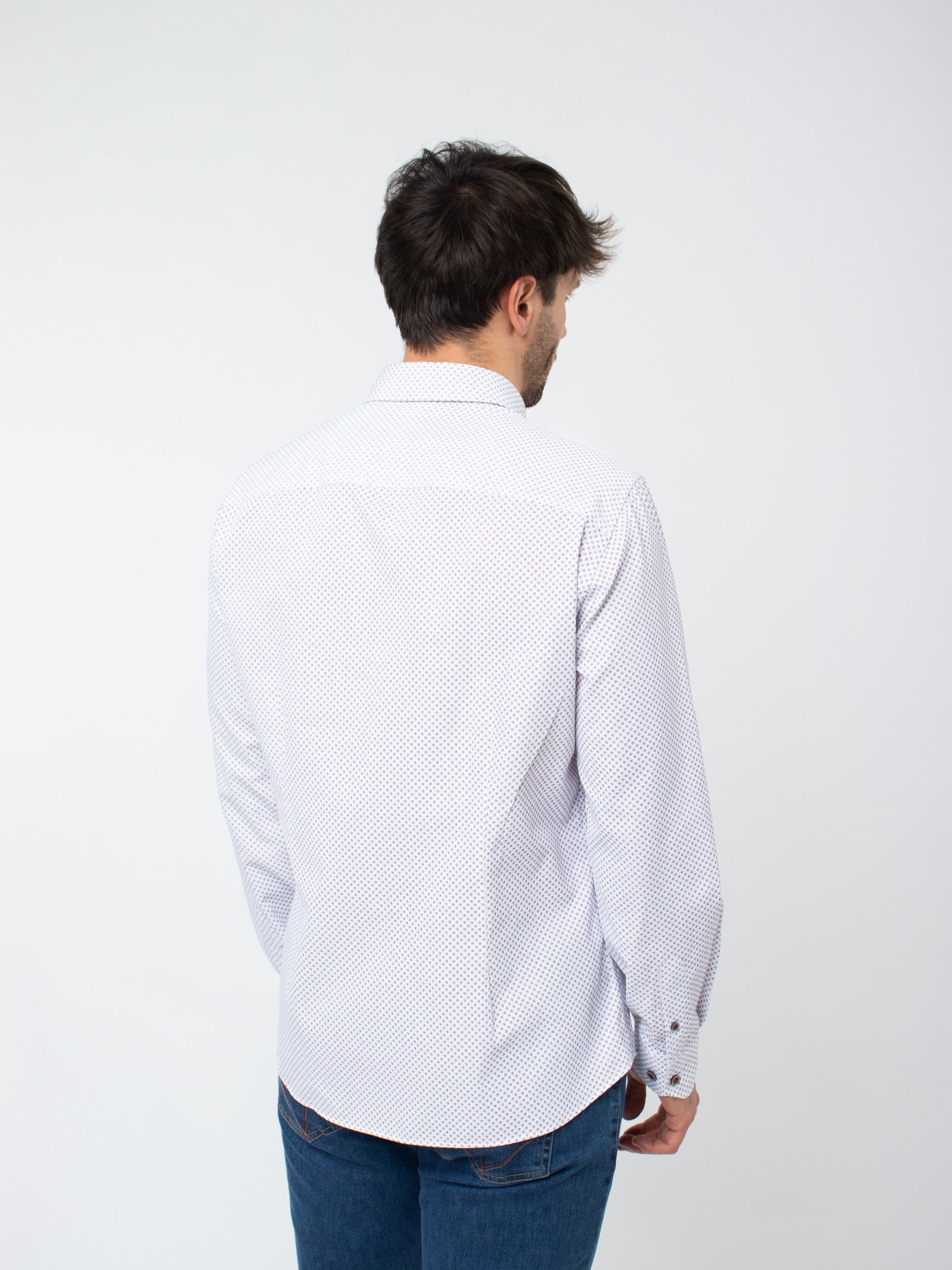 Camisa slim fit detalles contrastados
