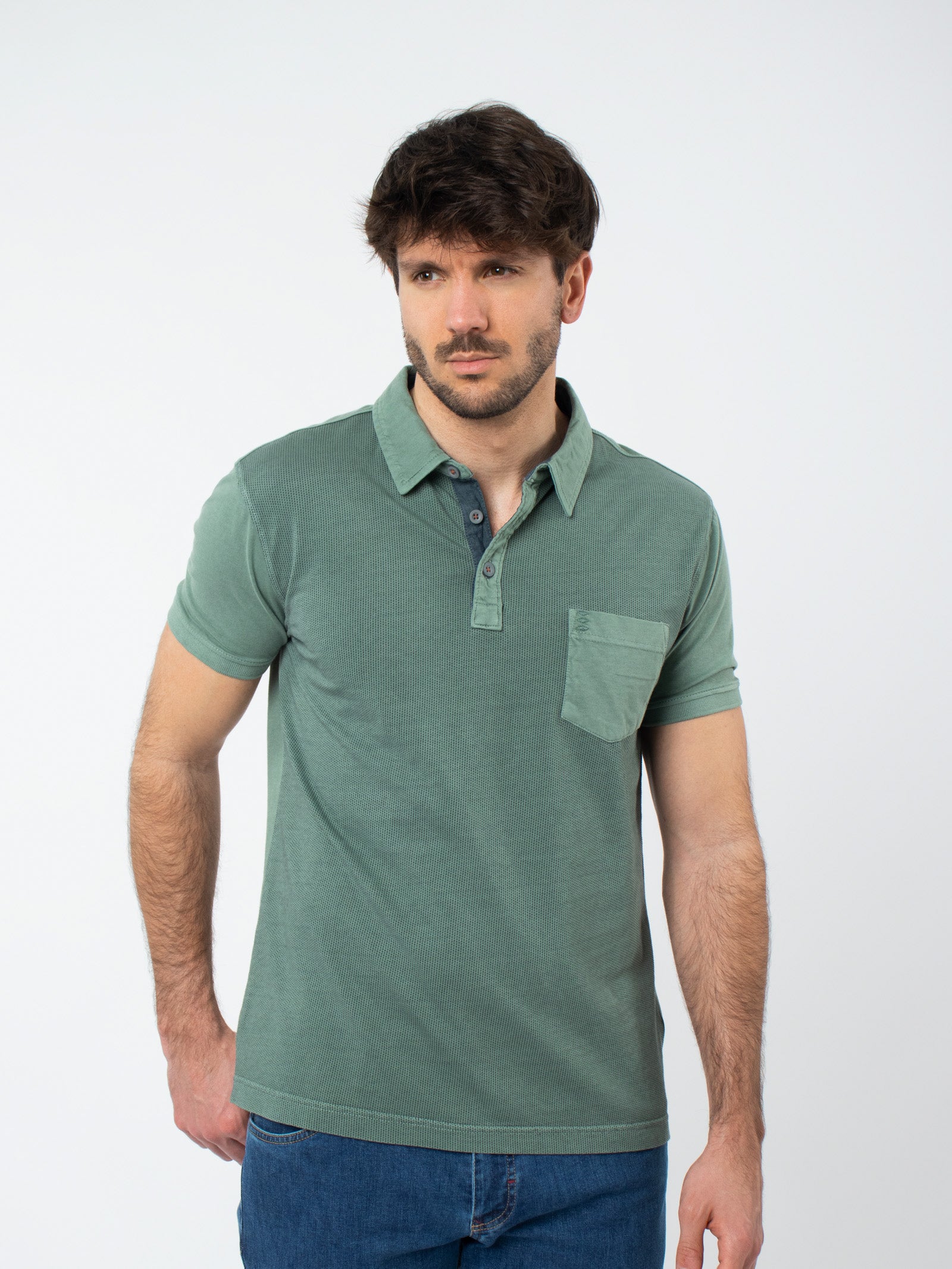 Polo combinado con detalles