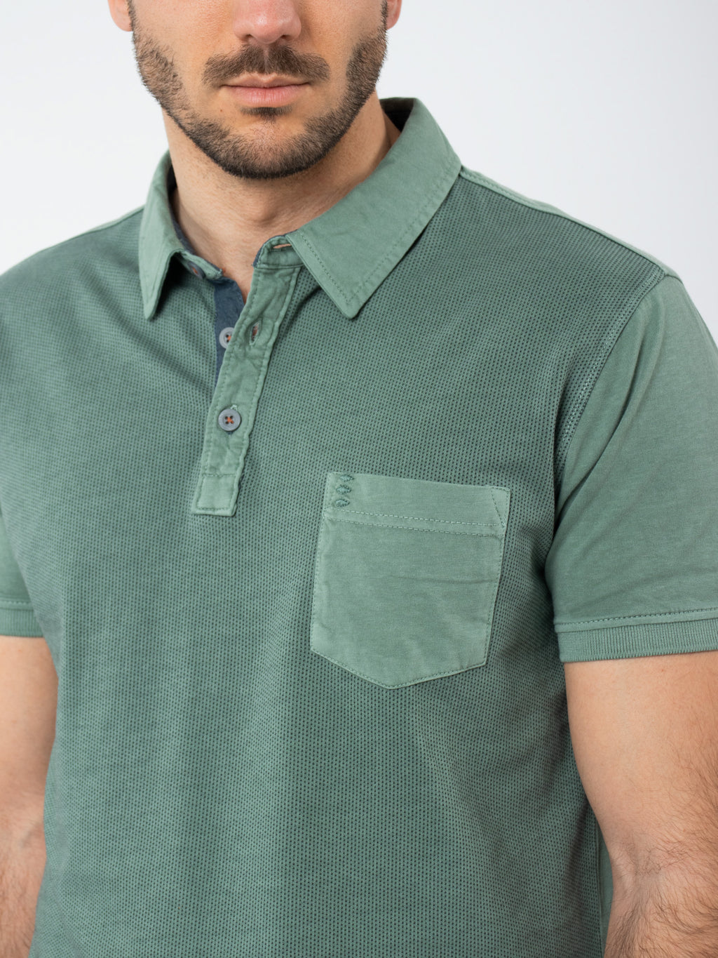 Polo combinado con detalles