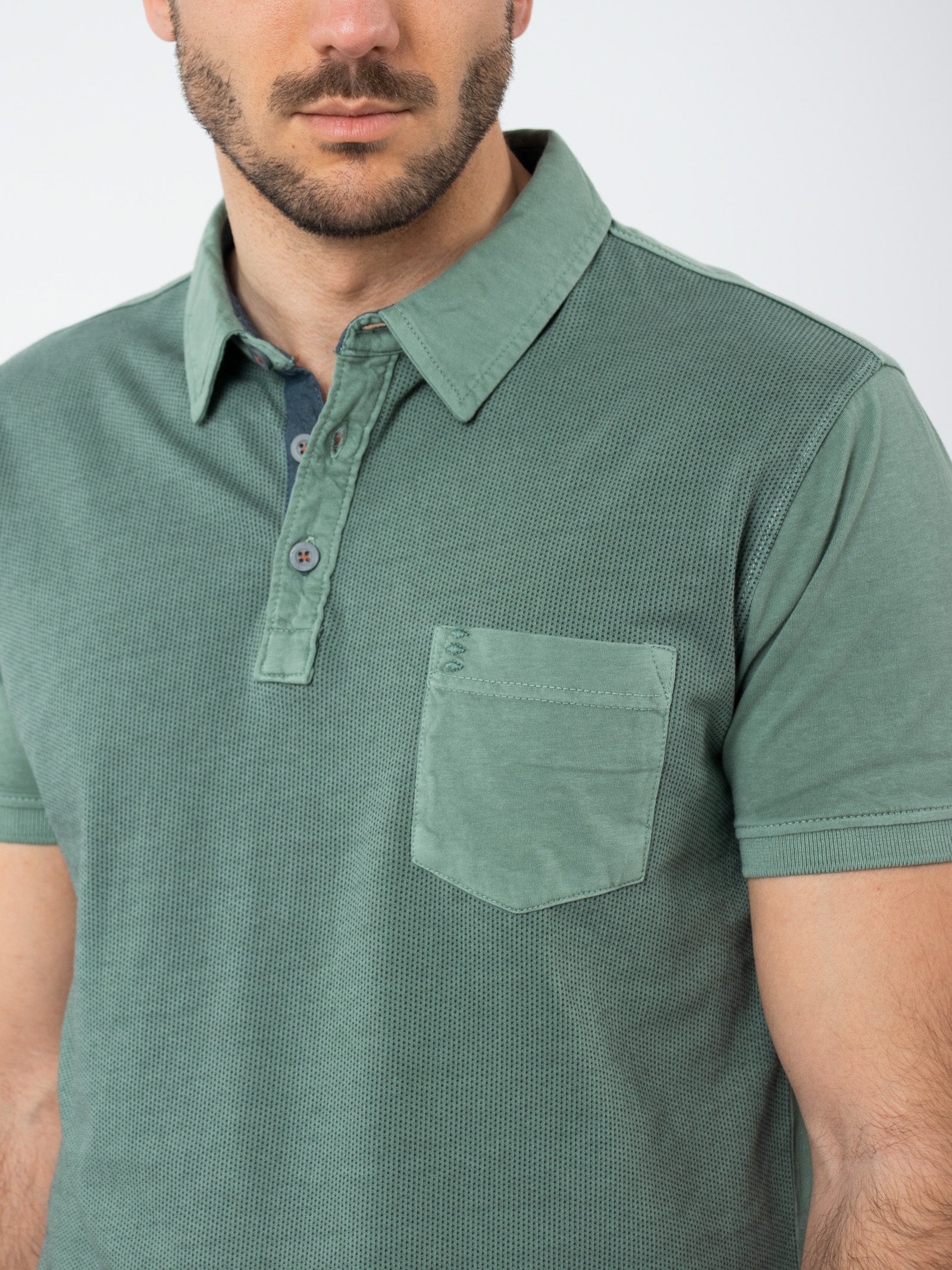 Polo combinado con detalles