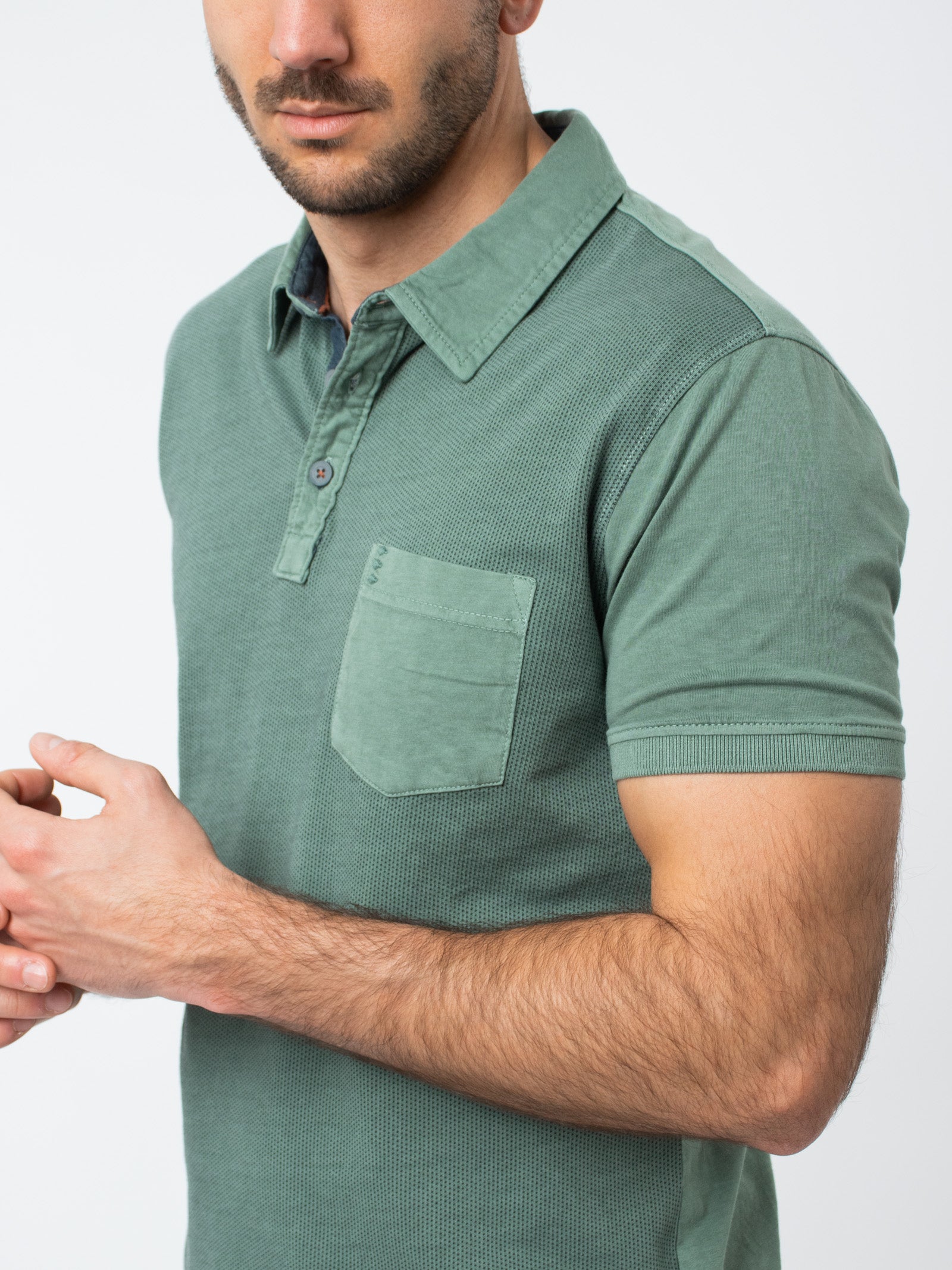 Polo combinado con detalles