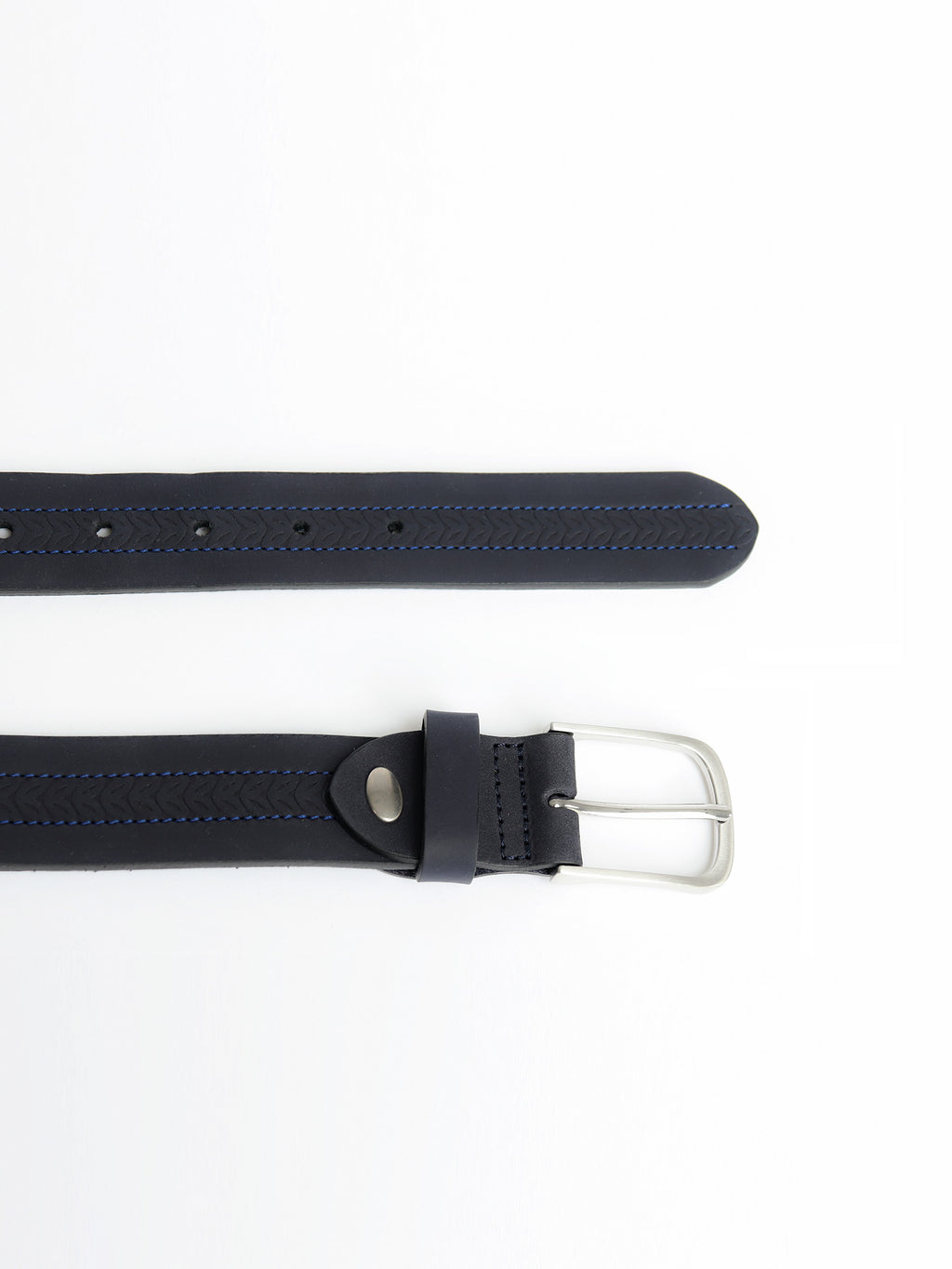 Belt with central embossing