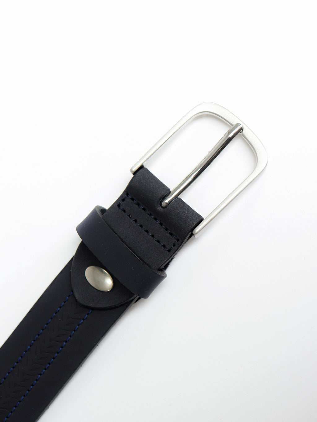 Belt with central embossing