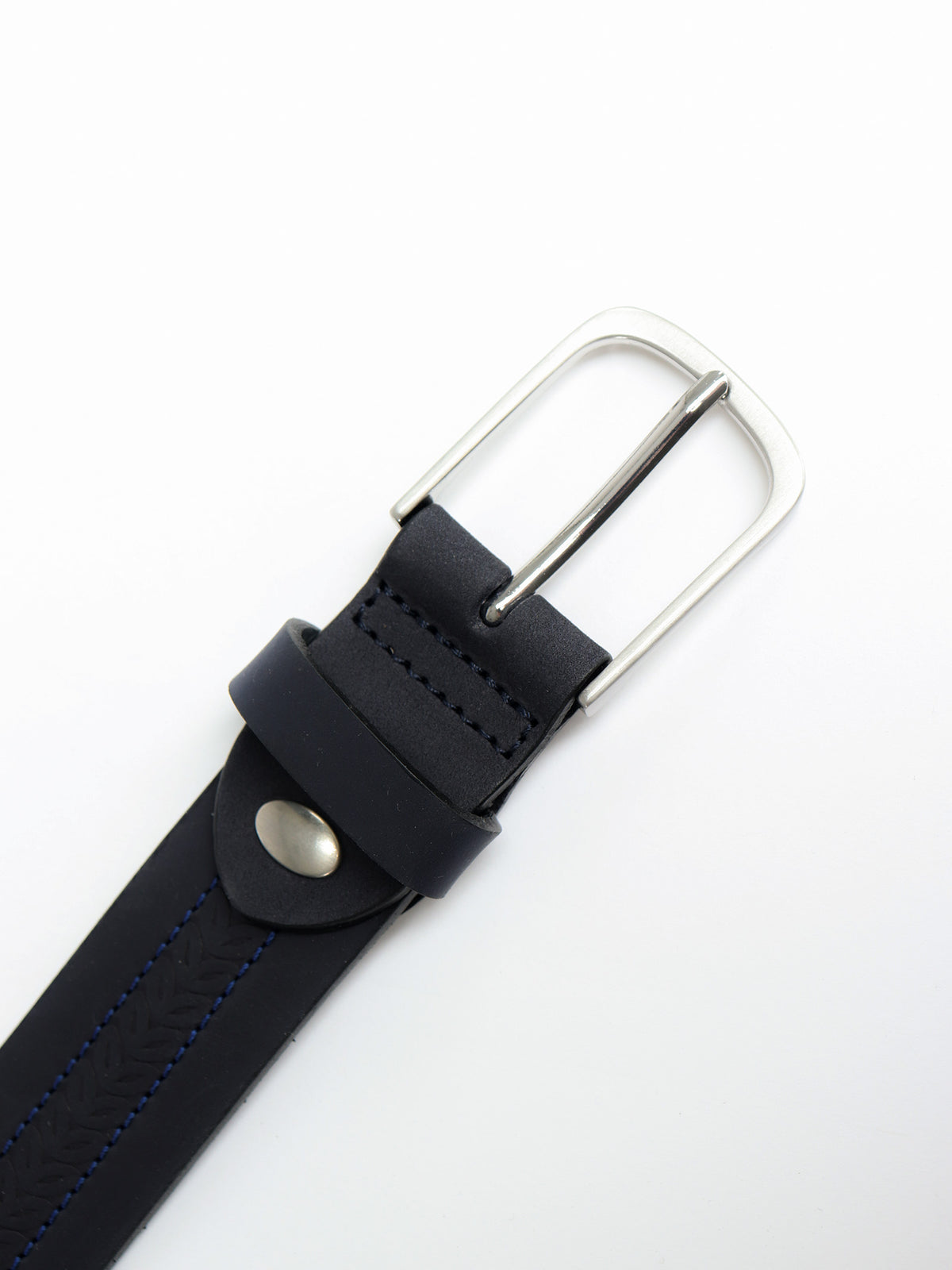 Belt with central embossing