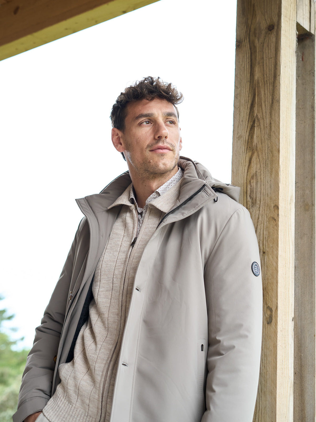 Trench capucha regular fit
