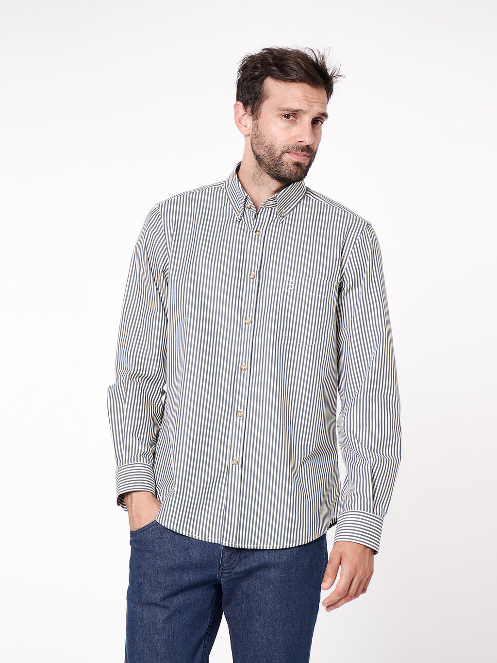Camisa regular fit rayas con bolsillo