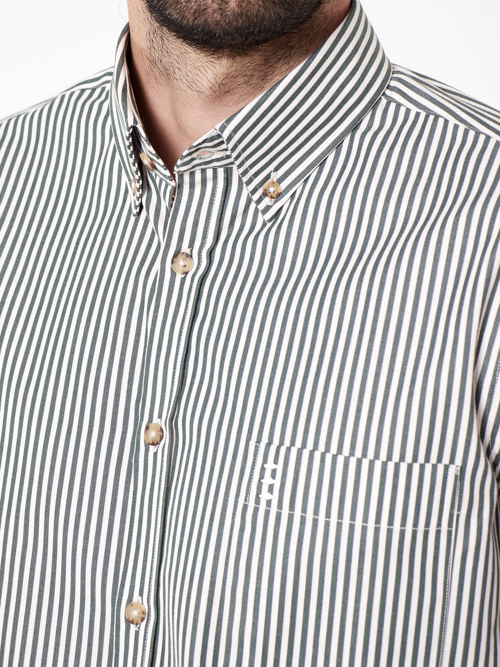 Camisa regular fit rayas con bolsillo