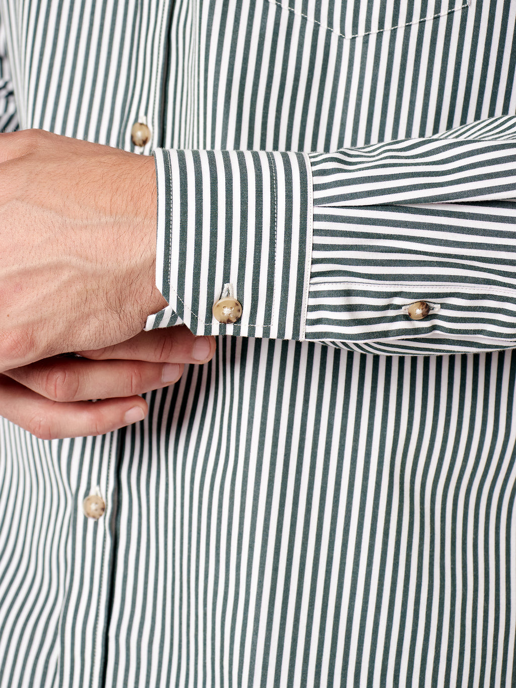 Camisa regular fit rayas con bolsillo
