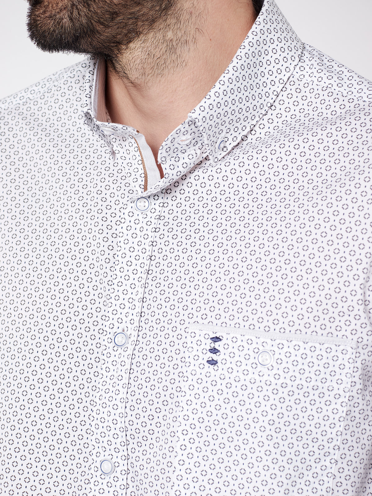 Camisa estampada detalles regular fit