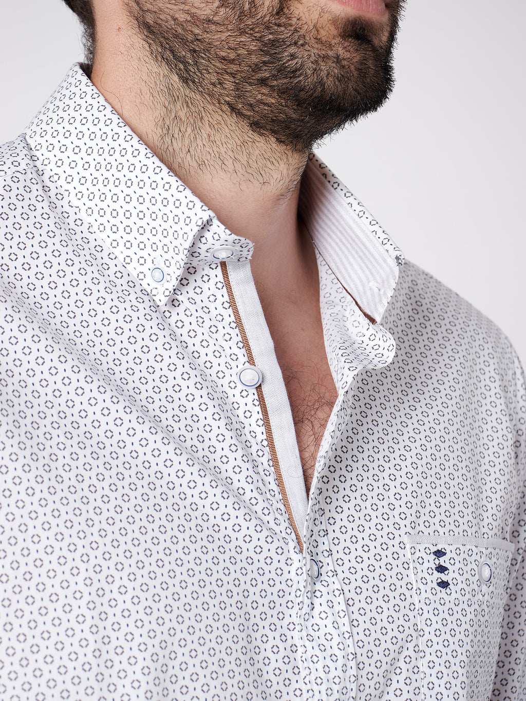 Camisa estampada detalles regular fit
