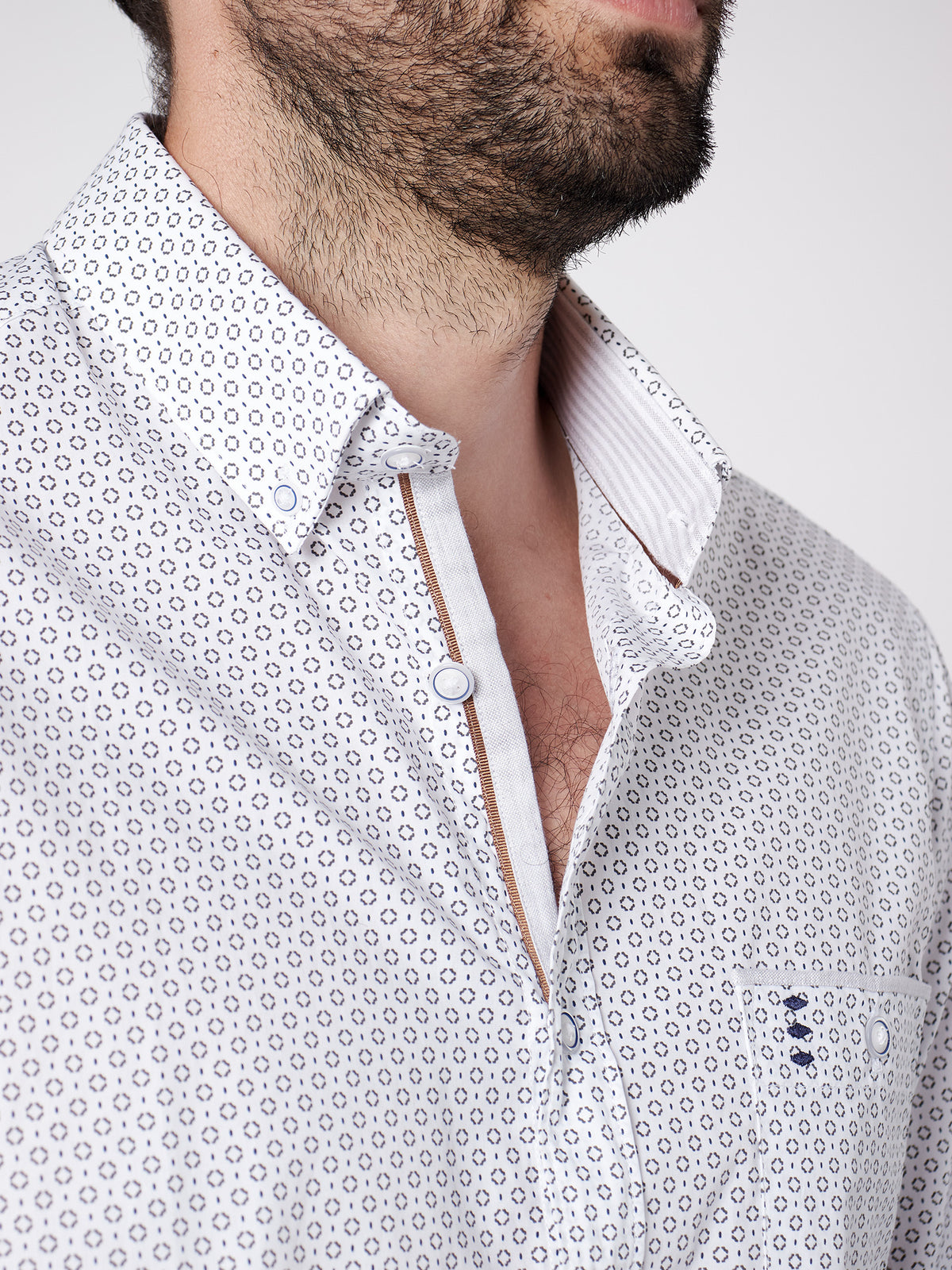 Camisa estampada detalles regular fit