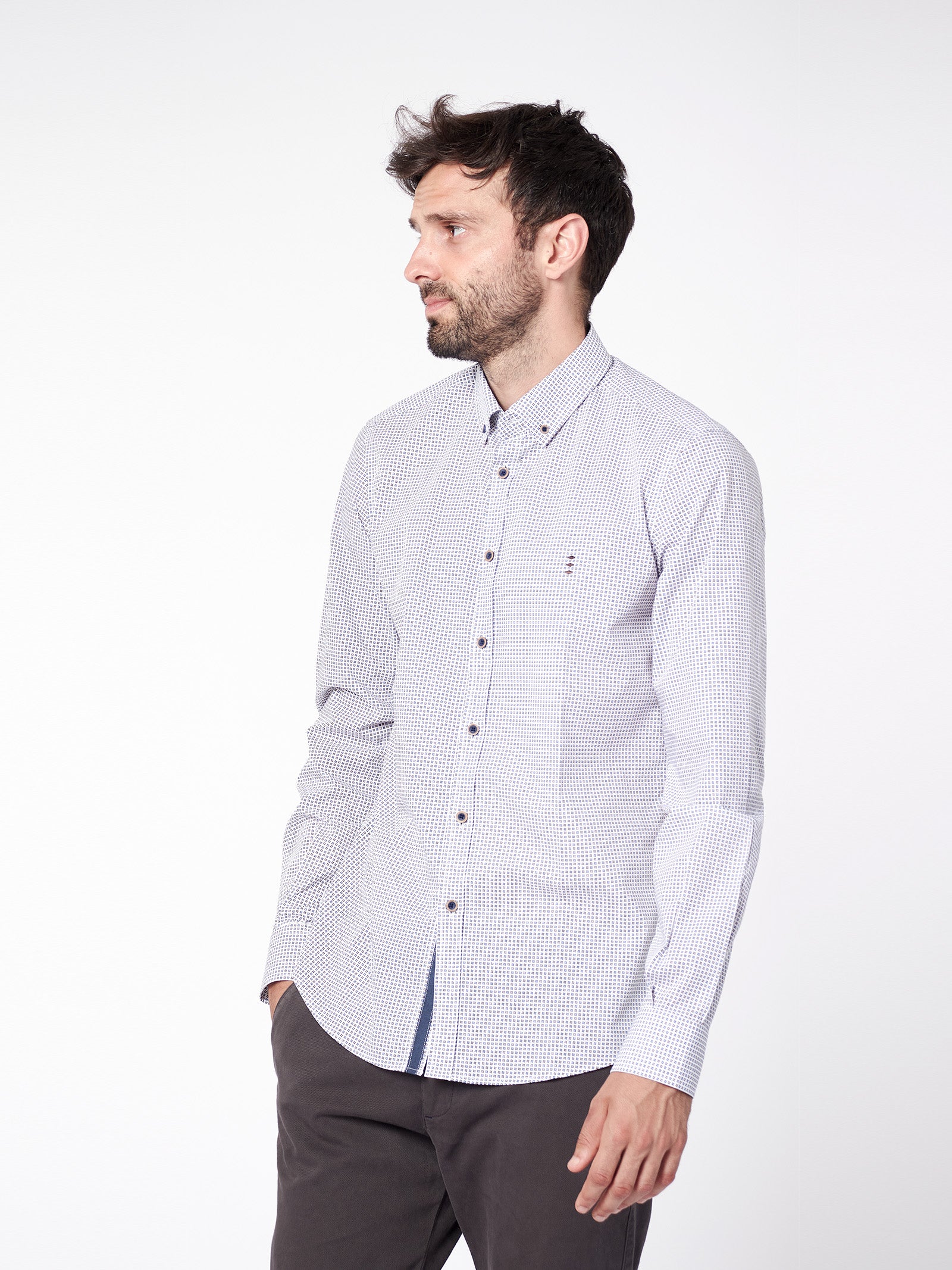 Camisa estampada slim fit detalles