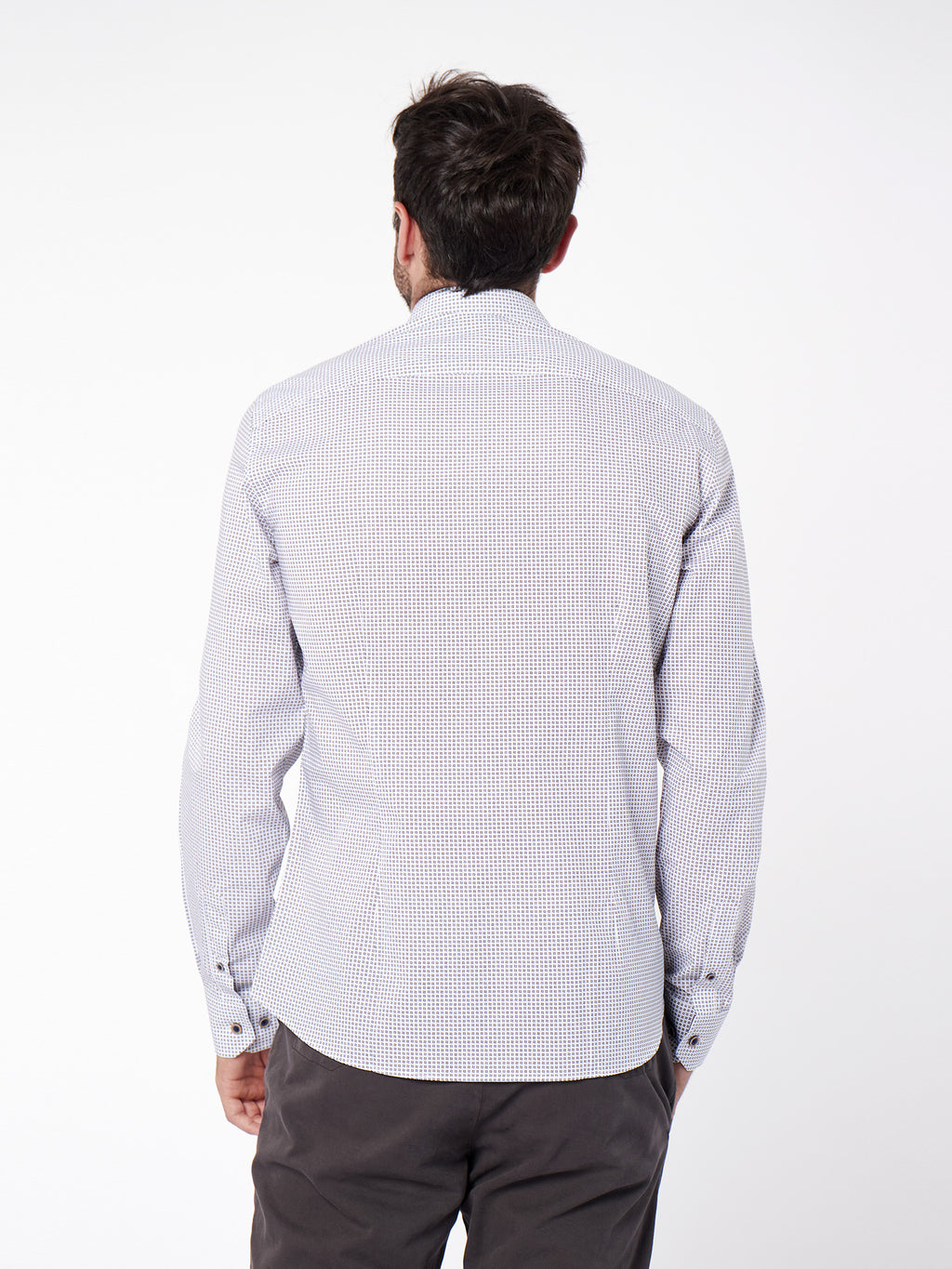 Camisa estampada slim fit detalles