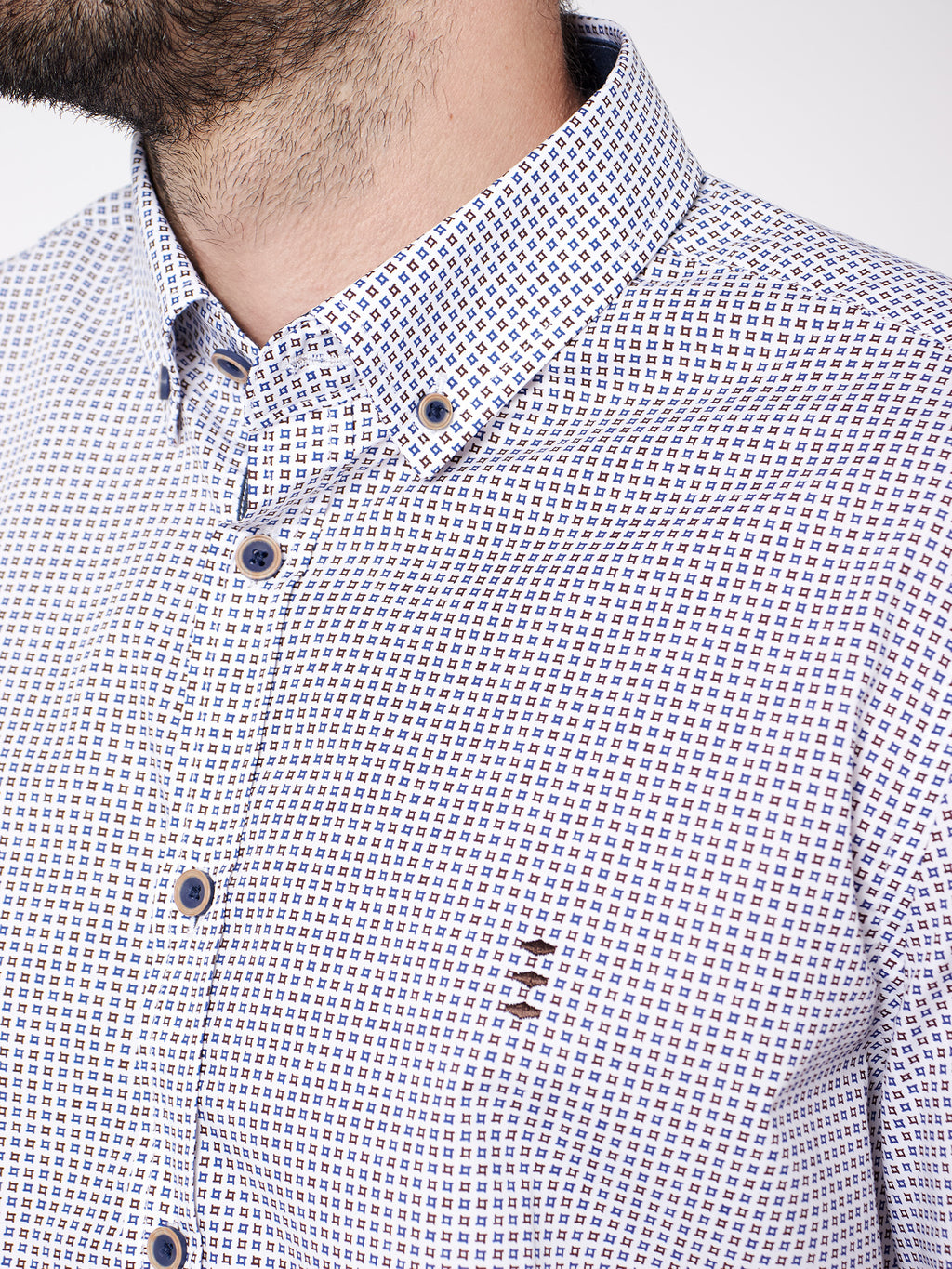 Camisa estampada slim fit detalles