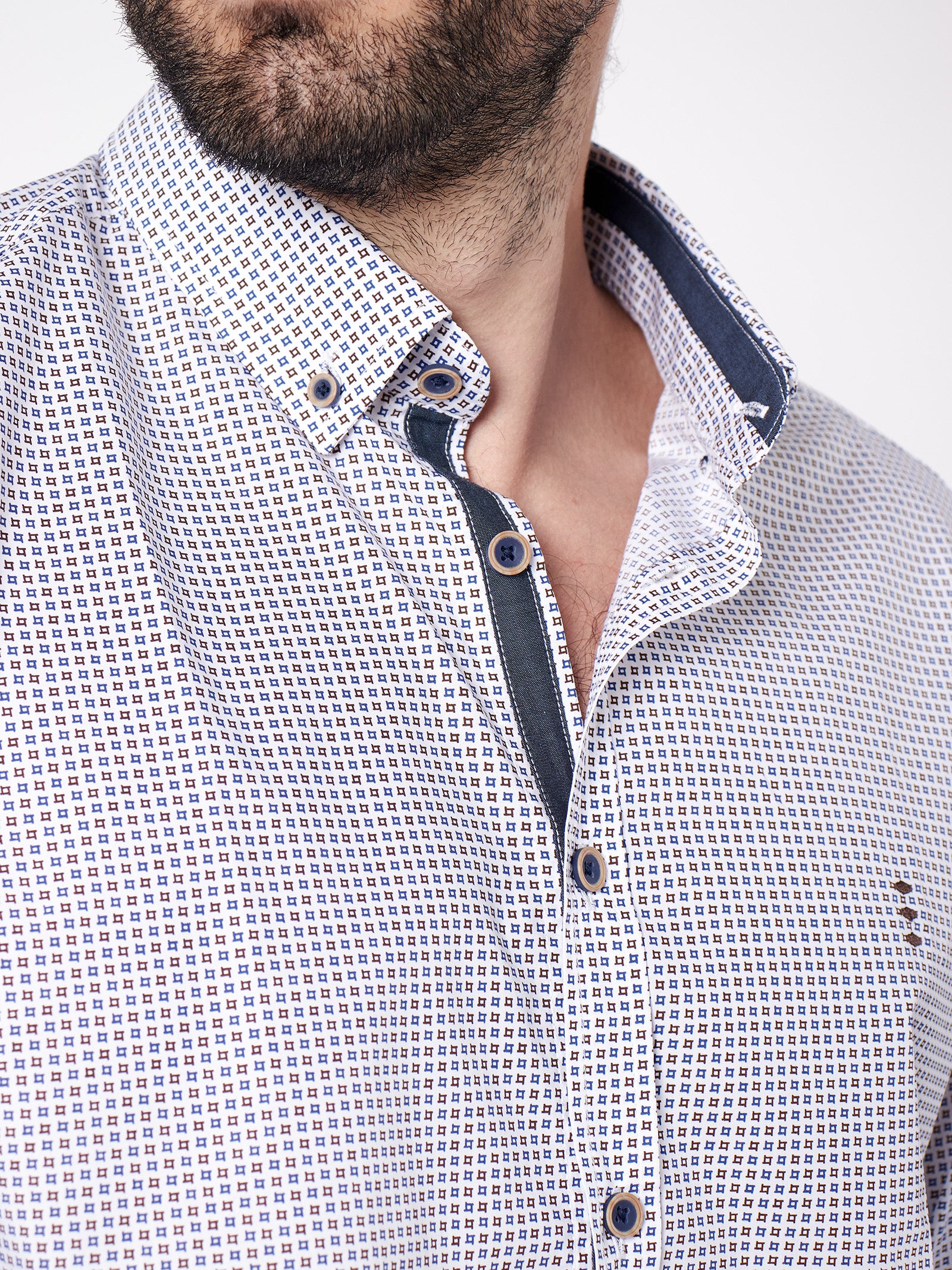 Camisa estampada slim fit detalles