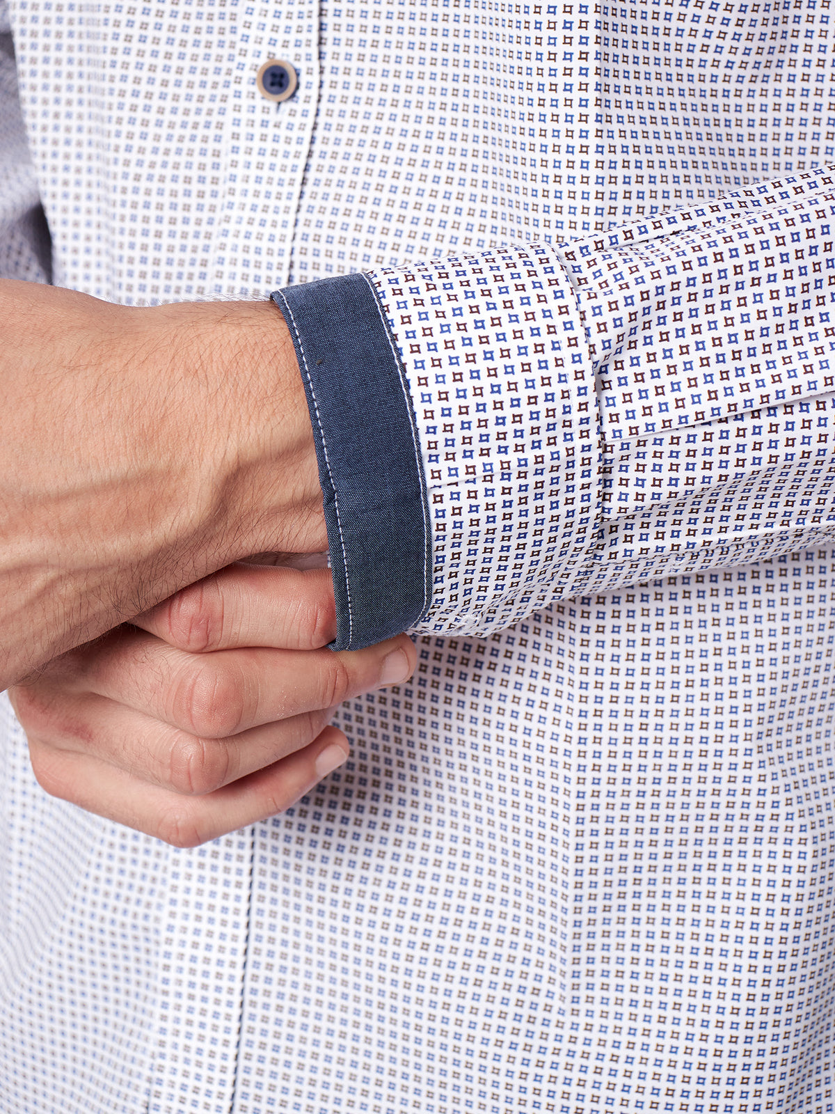 Camisa estampada slim fit detalles