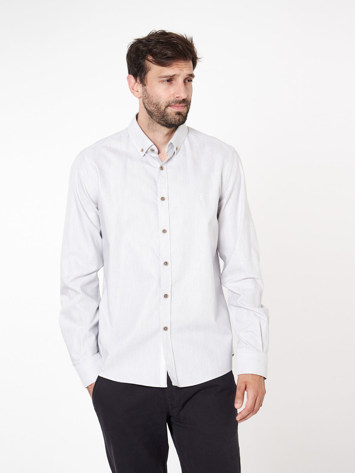 Camisa falso liso slim fit detalles