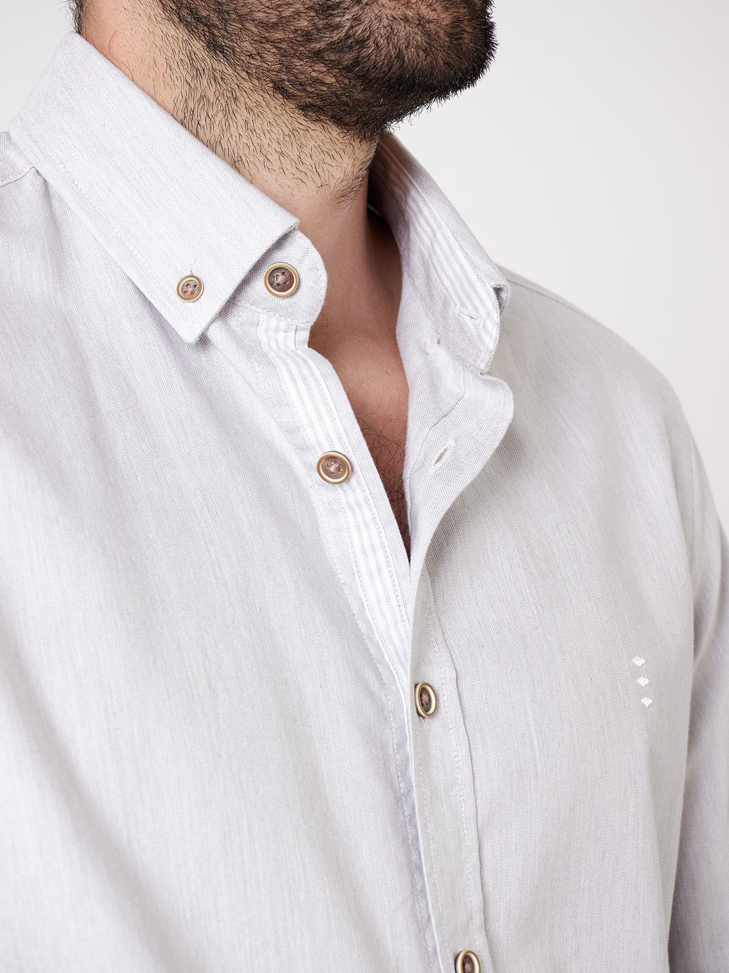 Camisa falso liso slim fit detalles