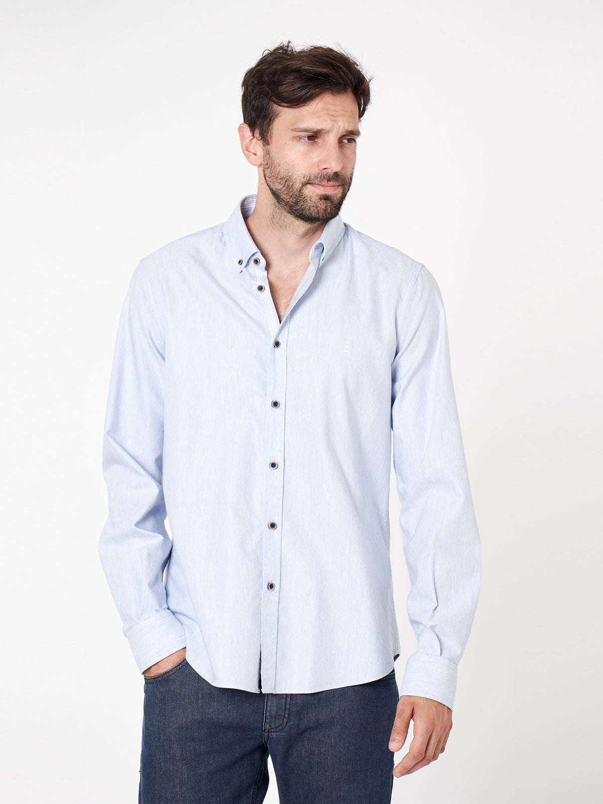 Camisa falso liso slim fit detalles