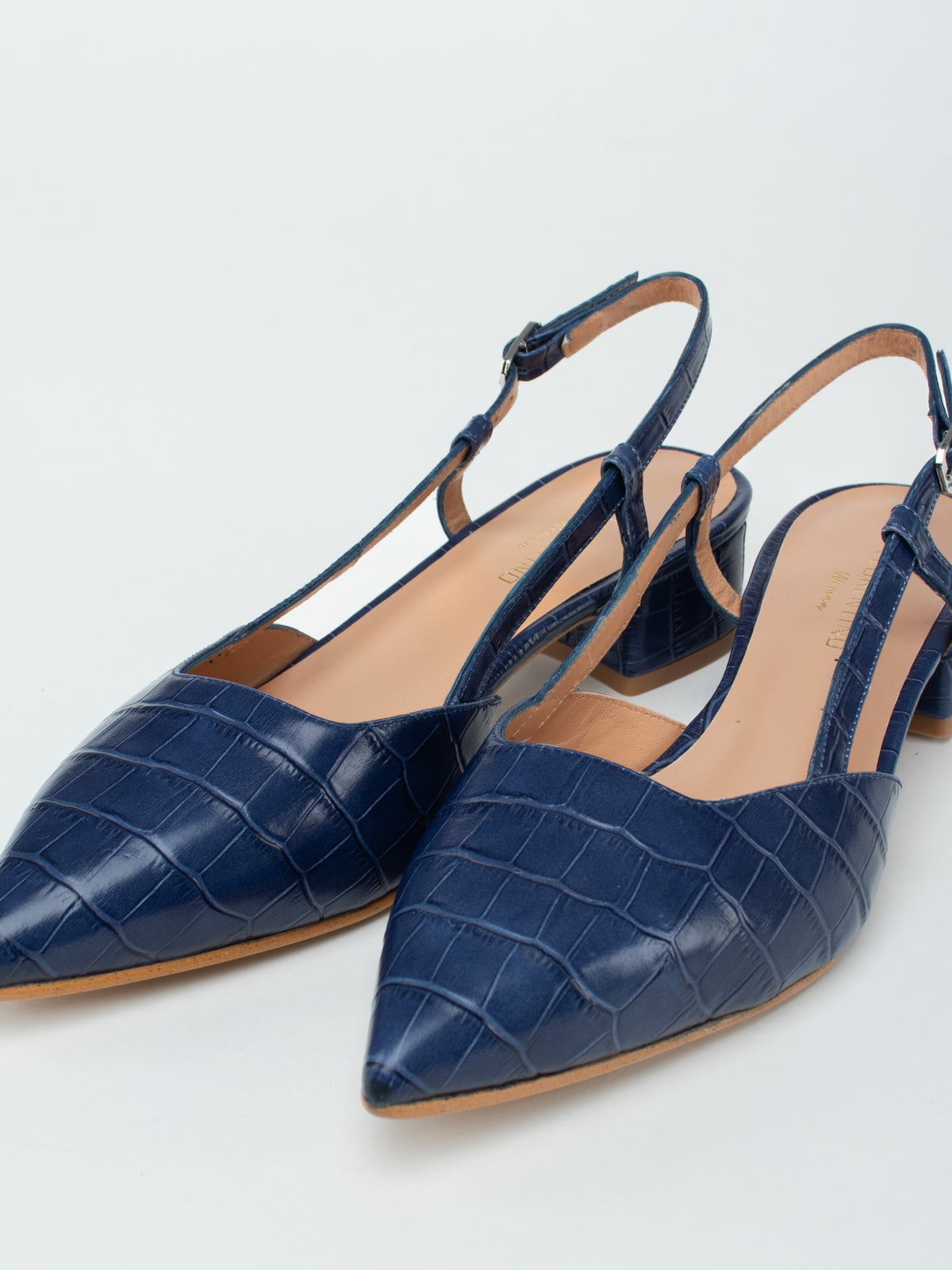Wide-heeled shoes