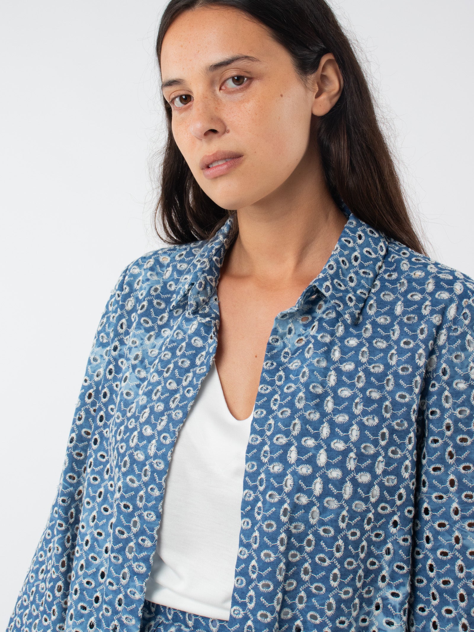 Sobrecamisa con bordado perforado