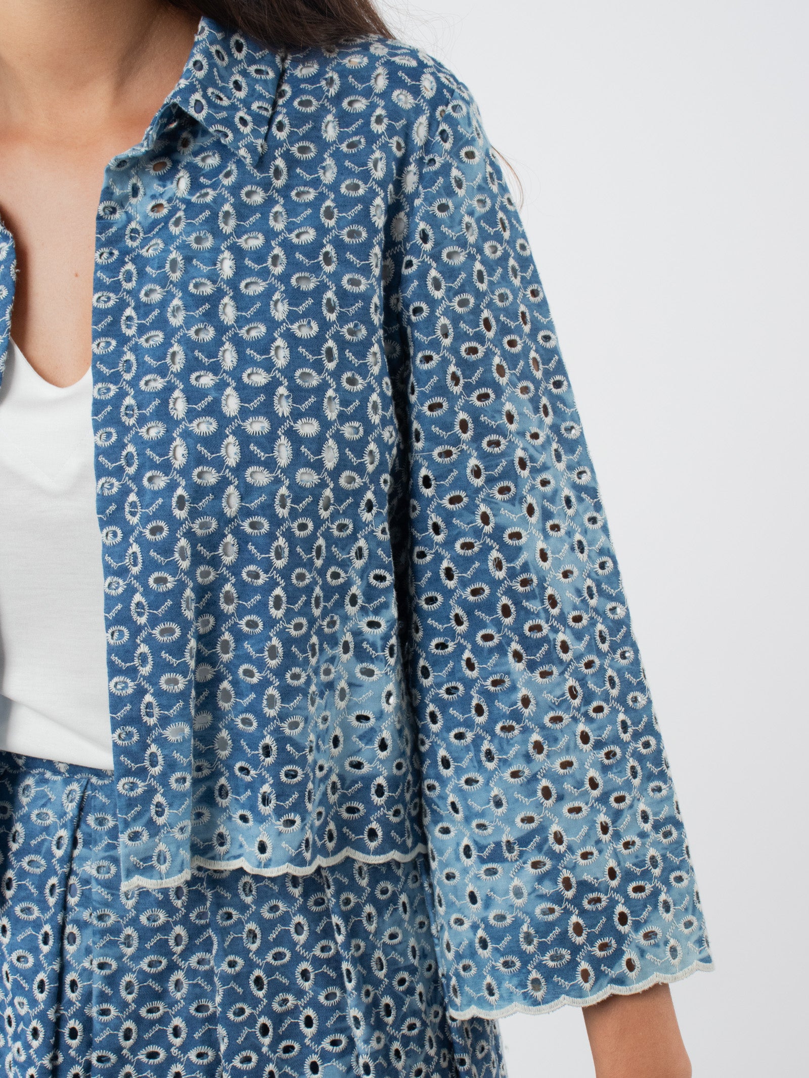 Sobrecamisa con bordado perforado