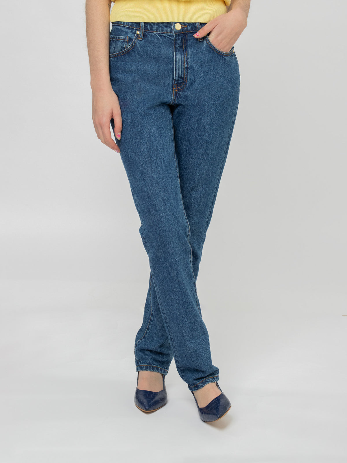 Straight leg - mid rise jeans